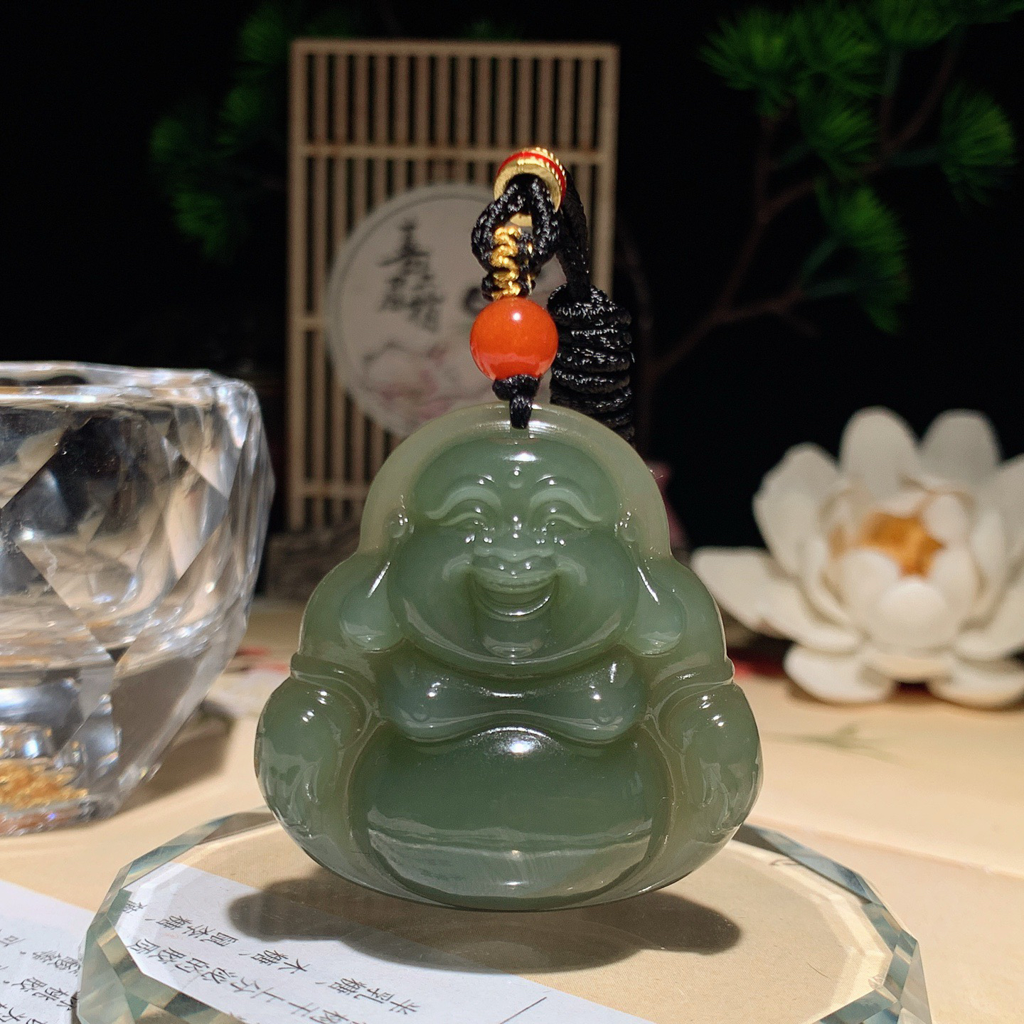 和田玉湖水绿佛引福来挂件。尺寸40/40/11重27克  手推出油。玉质细腻油润。品相大气20643
