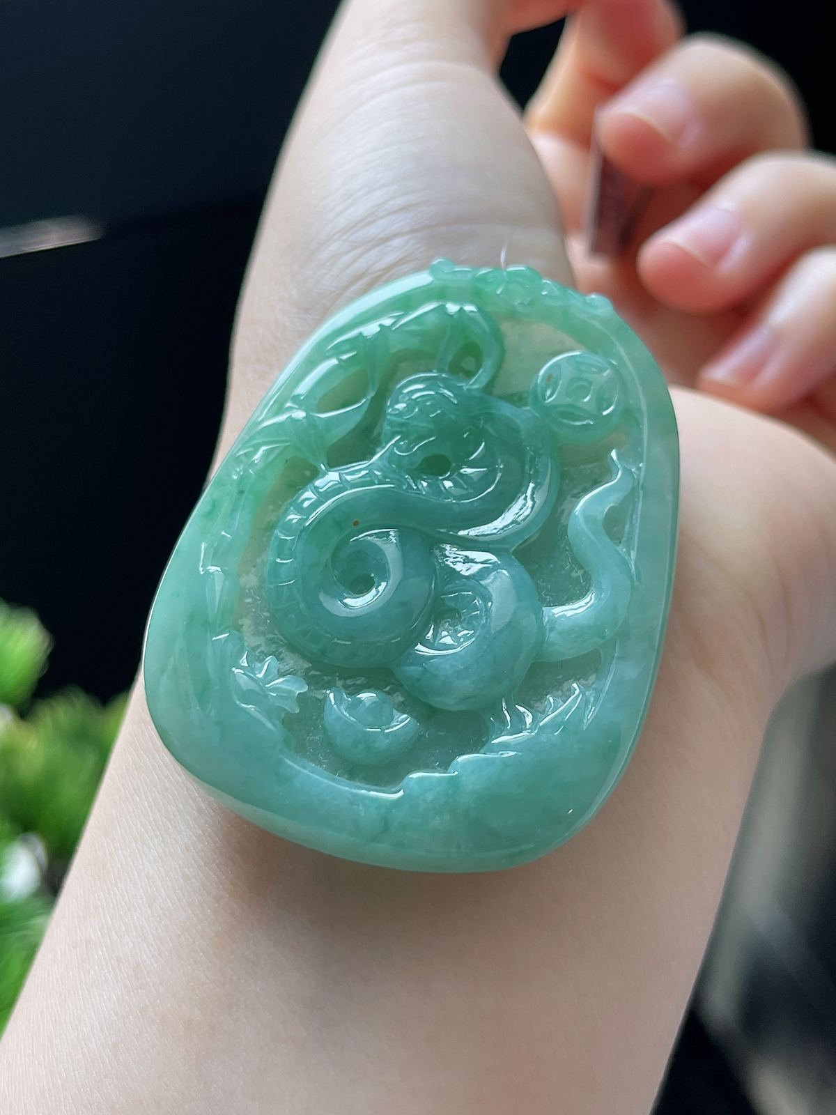 翡翠糯化种绿色生肖蛇牌