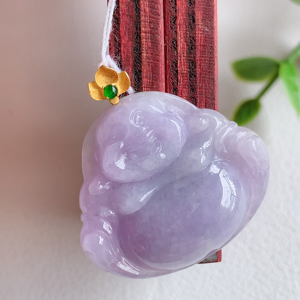 18k金扣冰润紫罗兰佛公挂件 玉质细腻  精雕弥勒佛，笑佛福耳垂肩，面相喜庆，开怀大笑，憨态可掬。惟妙惟肖，寓意福禄双全，吉祥美满，笑口常开 W415.27 尺寸：22.5-26.5-5.8mm