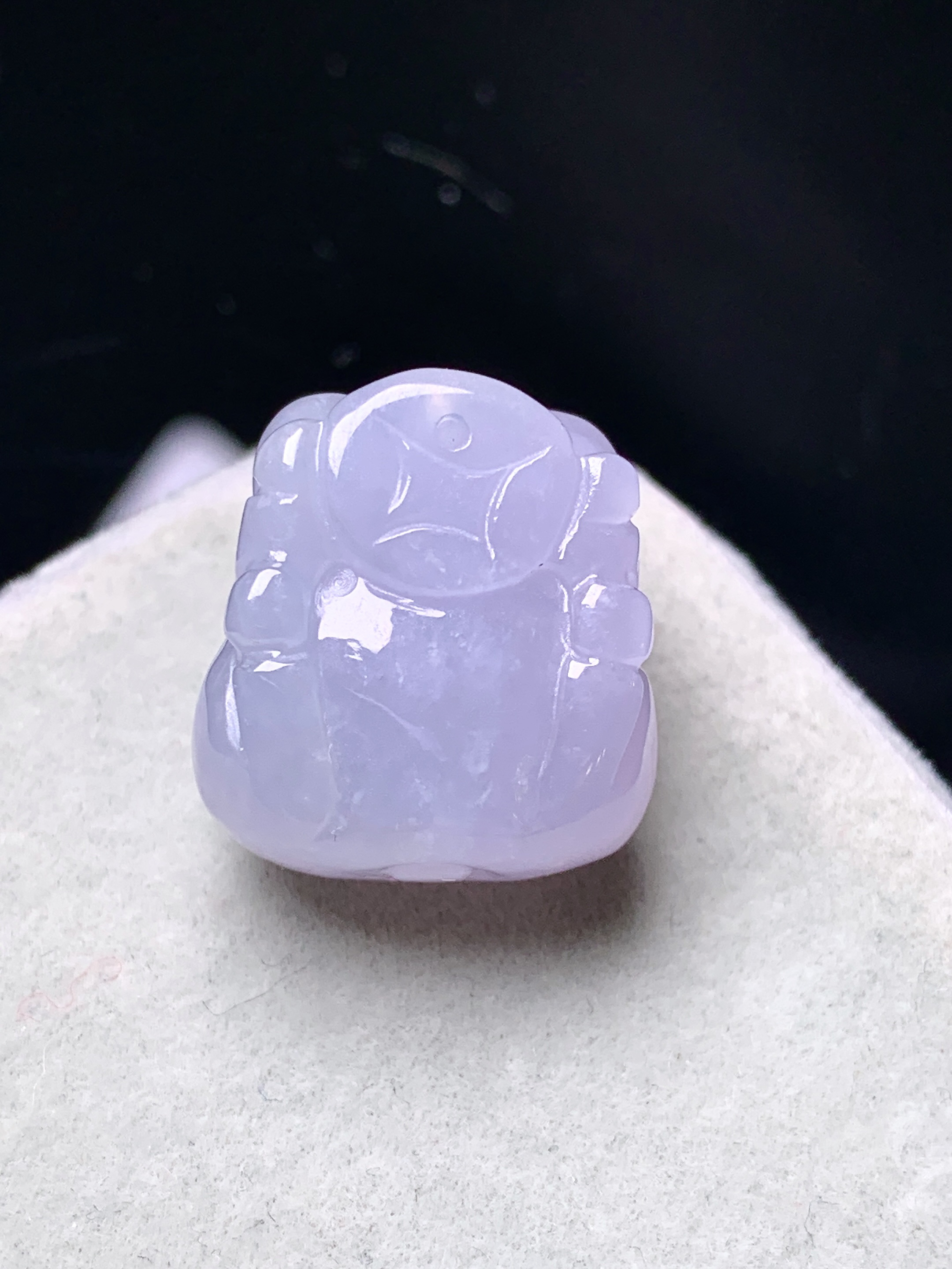 淡紫罗兰生肖猪吊坠 玉质细腻 色泽艳丽清新 水润亮眼 整体尺寸17.6*16.3*10.5a5