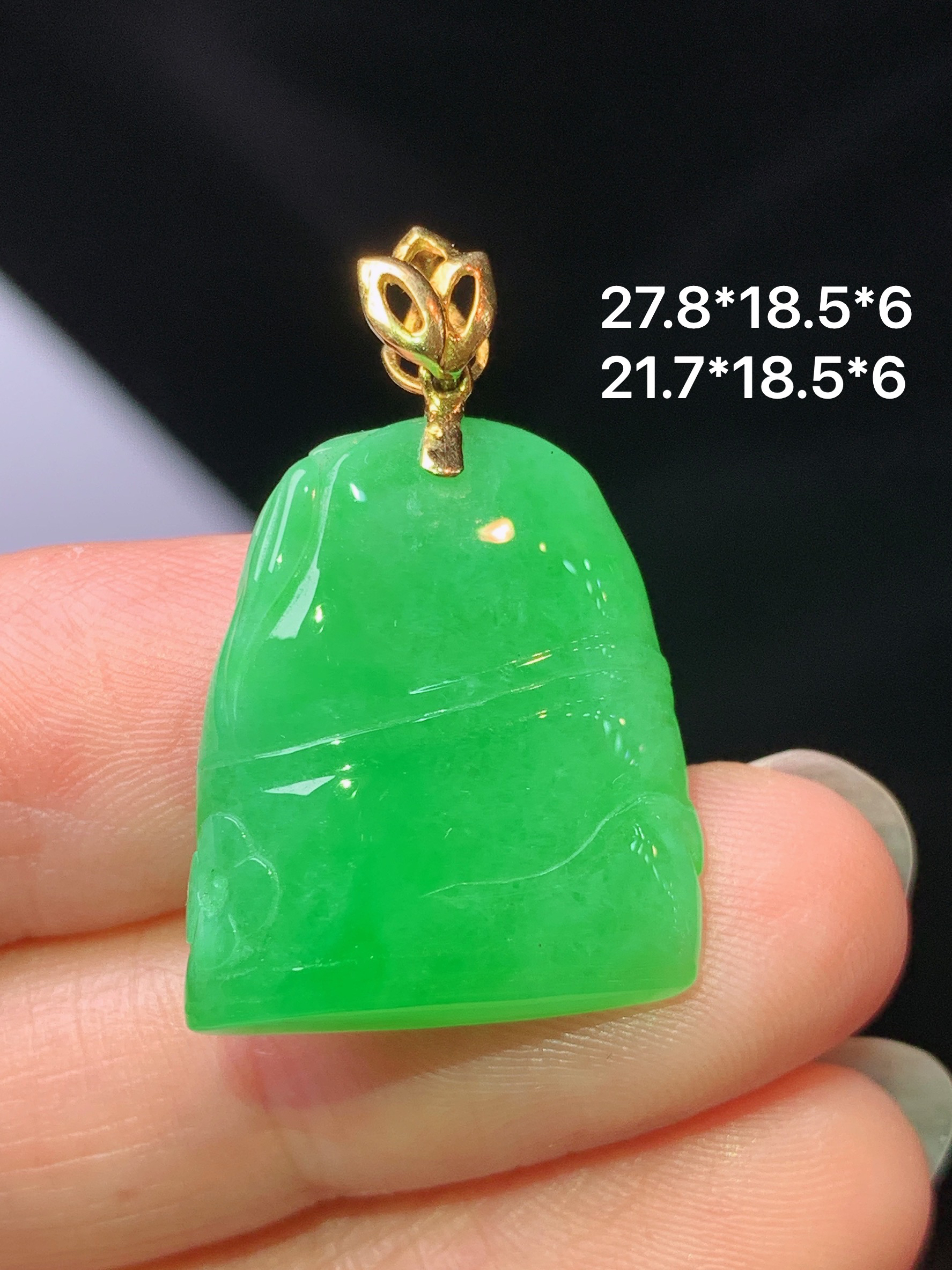 18k金镶嵌阳绿竹节吊坠 玉质细腻 色泽艳丽清新 水润亮眼 整体尺寸27.8*18.5*6z1