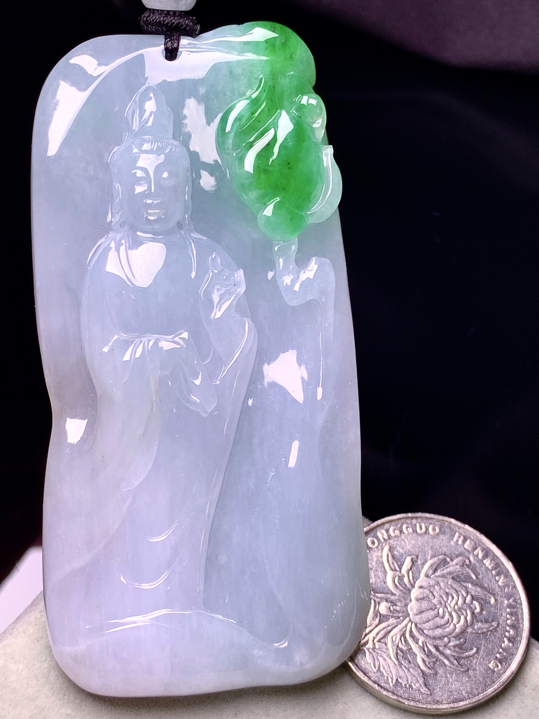 飘绿观音菩萨吊坠 玉质细腻 色泽艳丽清新 水润亮眼 整体尺寸77.5*38*12w1