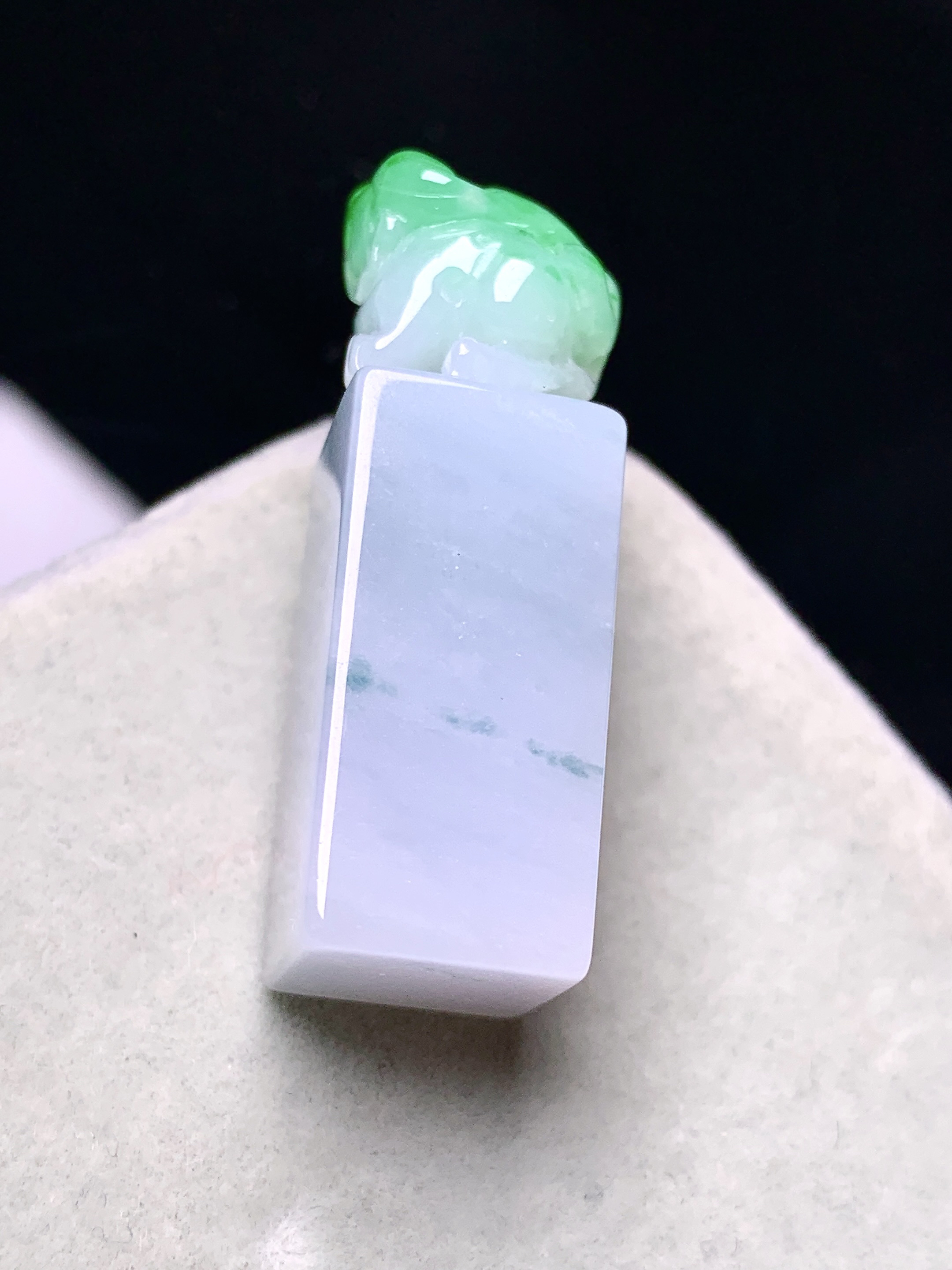 飘绿貔貅印章吊坠 玉质细腻 色泽艳丽清新 水润亮眼 整体尺寸36.2*12*11.3a5