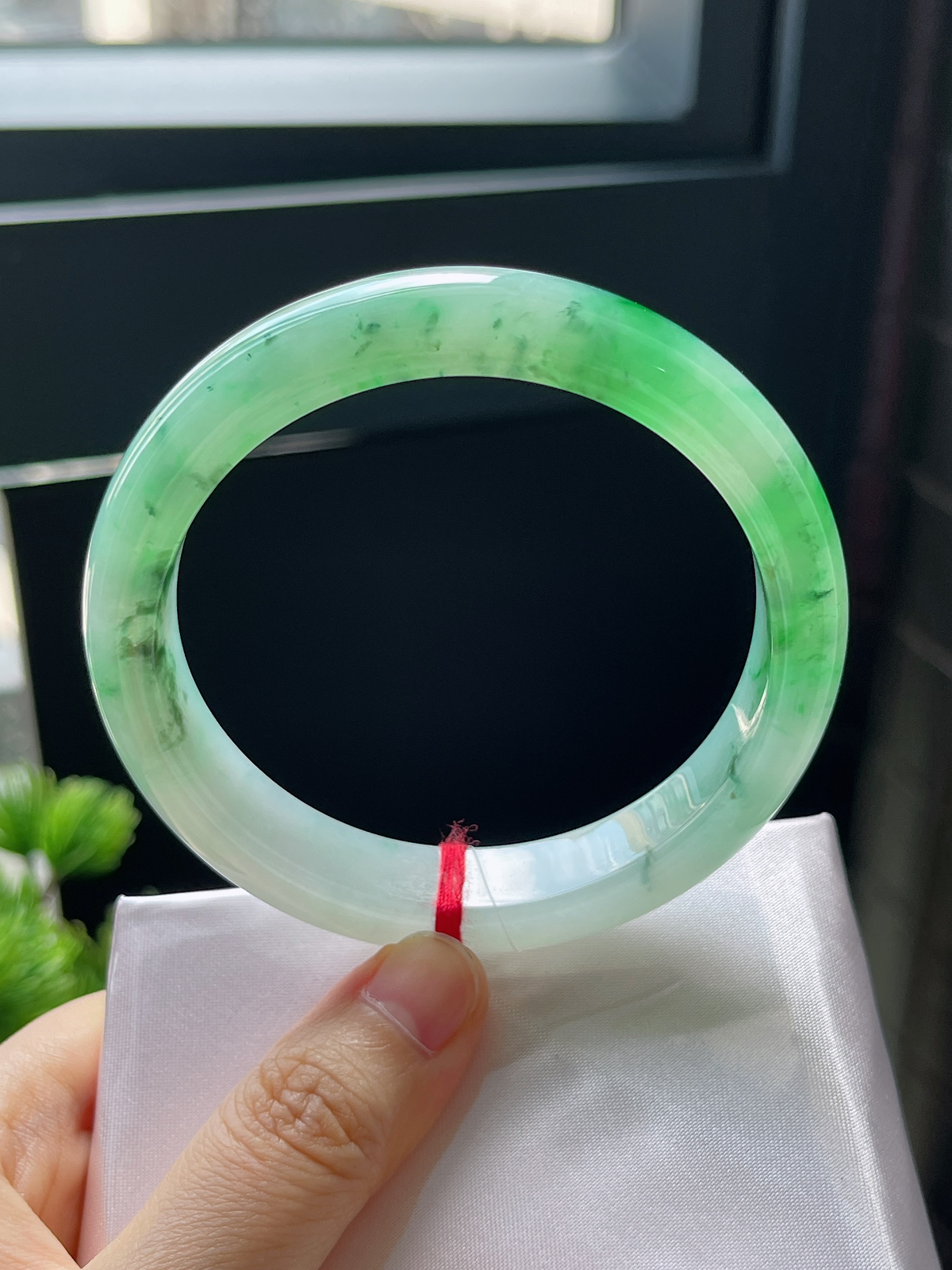 正圈61.1圈口，翡翠冰糯种飘绿手镯