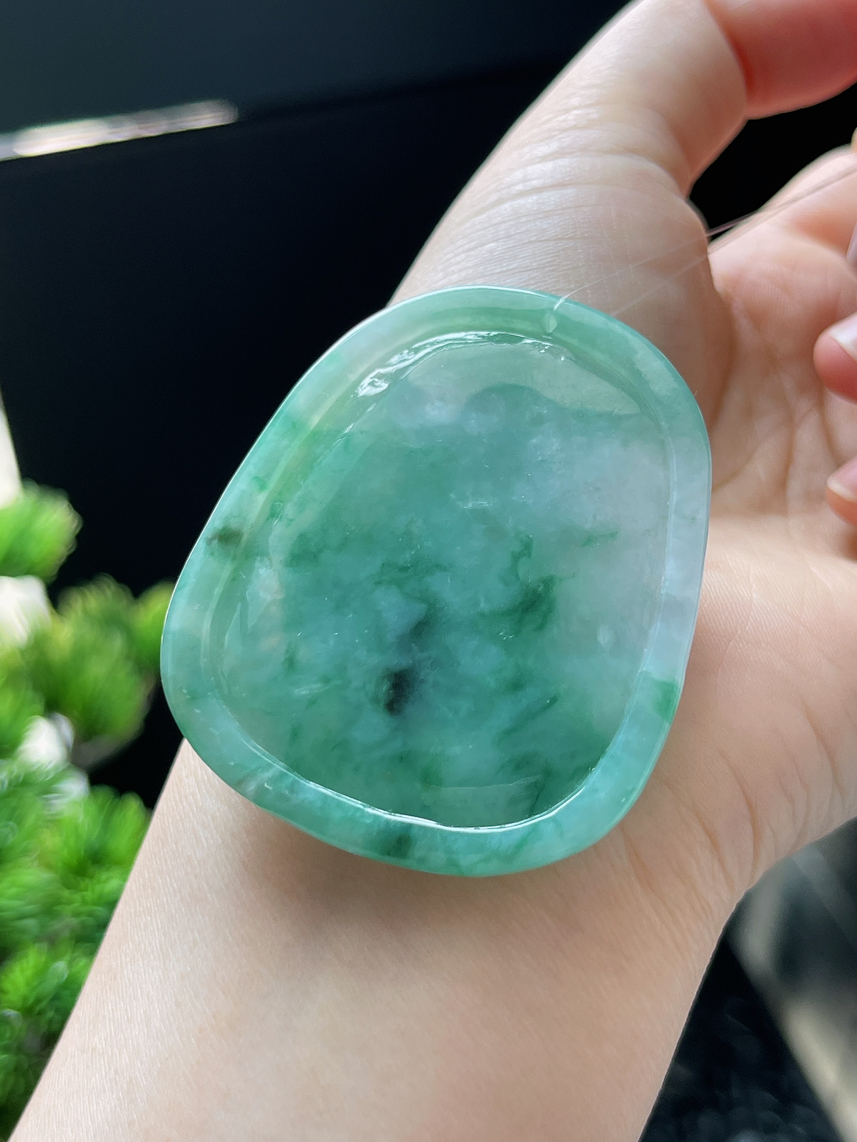 翡翠糯化种飘绿生肖蛇牌