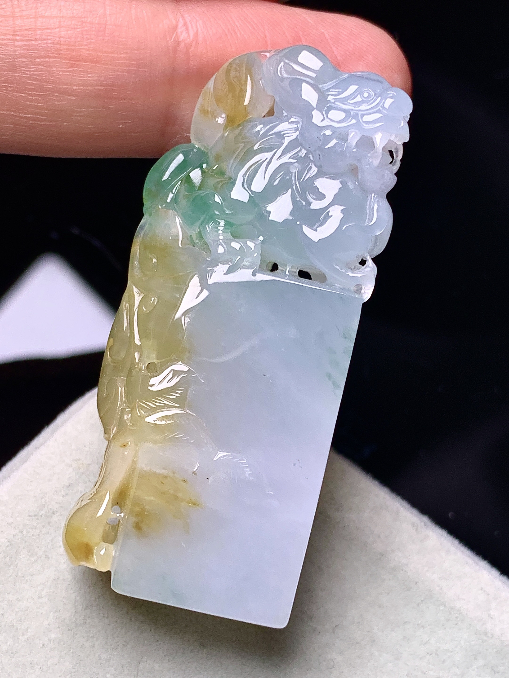 飘黄绿翡貔貅印章吊坠 玉质细腻 色泽艳丽清新 水润亮眼 整体尺寸47*19.5*12c1