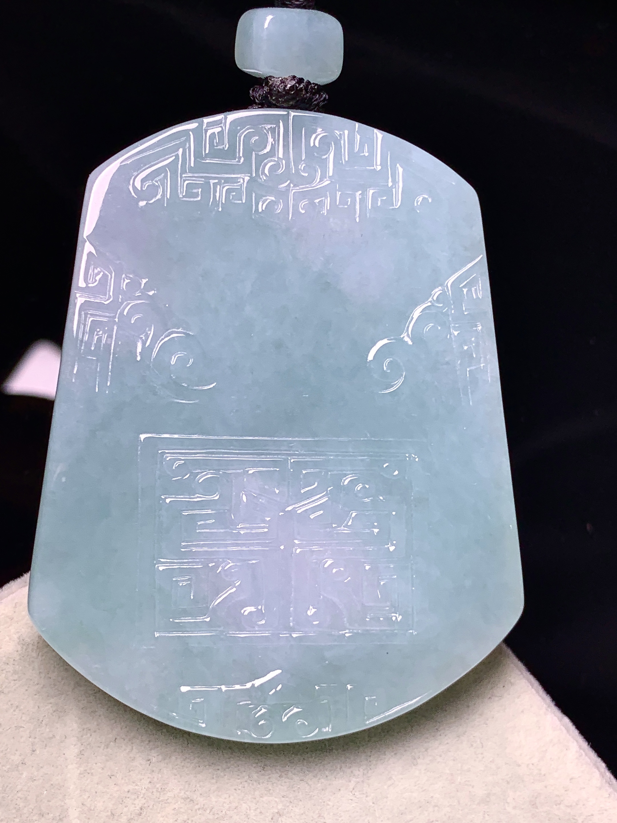 飘绿雕花牌吊坠 玉质细腻 色泽艳丽清新 水润亮眼 整体尺寸52.5*41.2*5.5L1