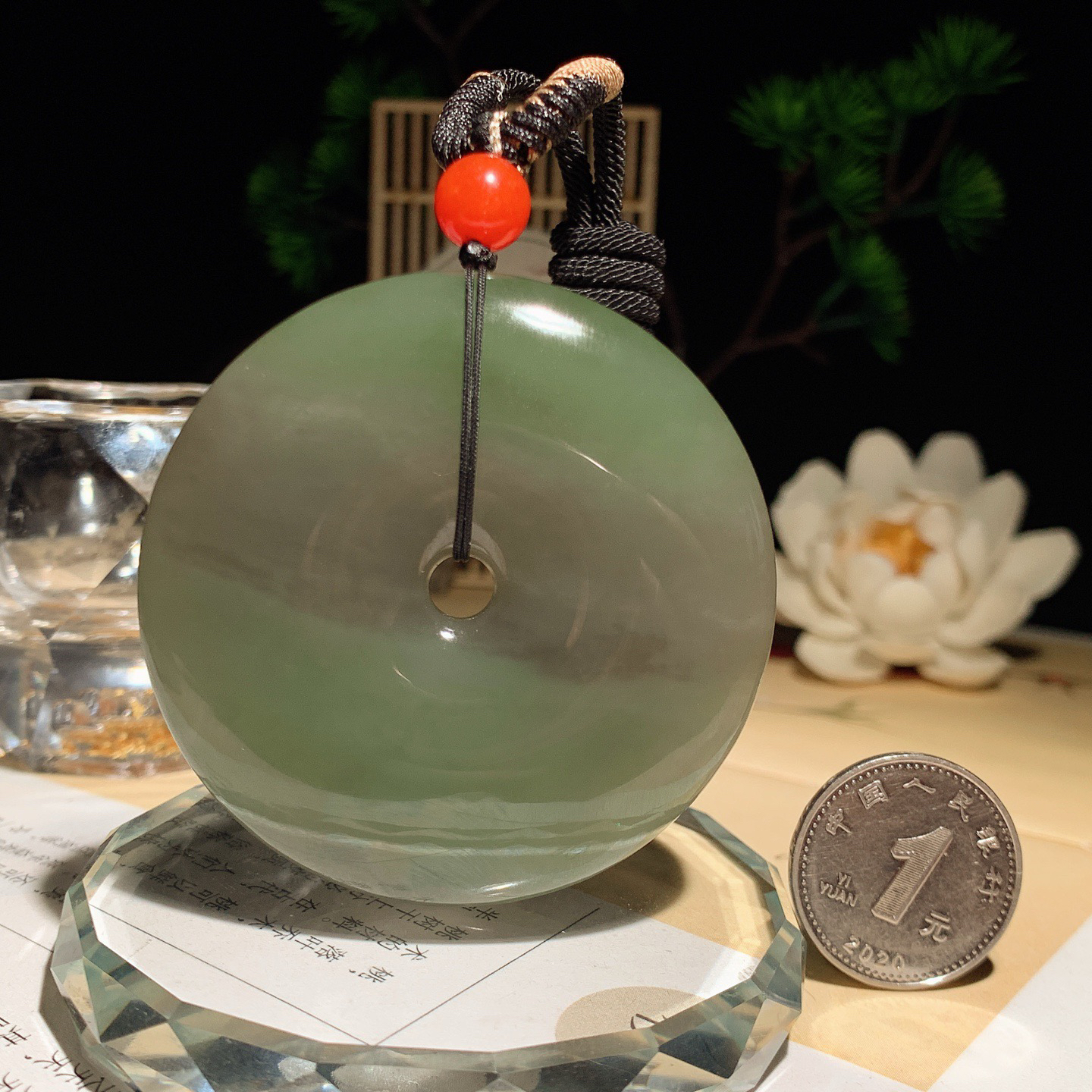和田玉青海烟紫翠青平安扣挂件。尺寸55/12重74.5克，玉质细腻油润 脂粉好，品质好！lt260430
