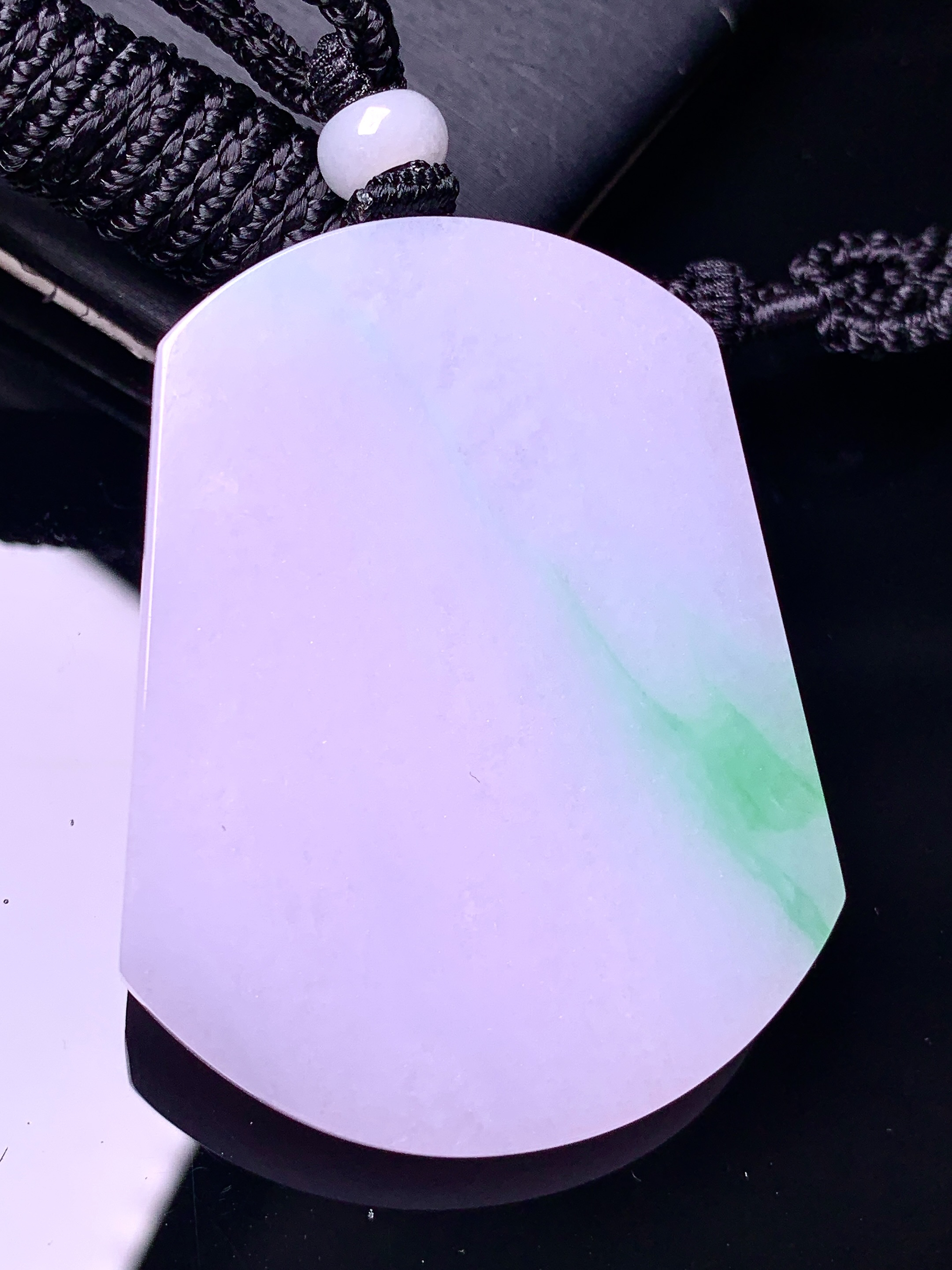 淡紫罗兰飘绿无事牌吊坠 玉质细腻 色泽艳丽清新 水润亮眼 整体尺寸50.2*38.3*6w1