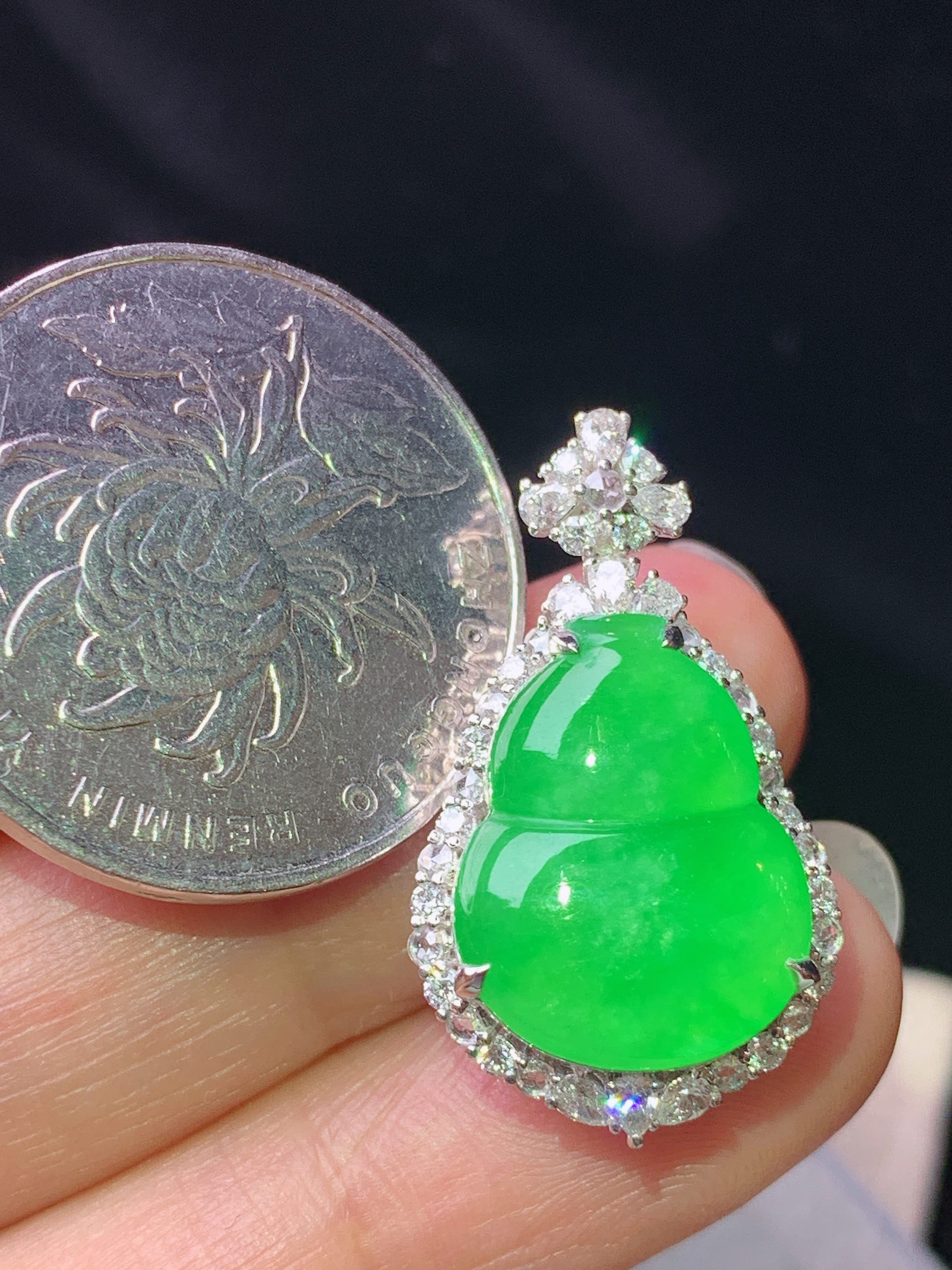 18k金钻镶嵌冰阳绿葫芦吊坠 玉质细腻 色泽艳丽清新 水润亮眼 整体尺寸27*15.5*9.8t2