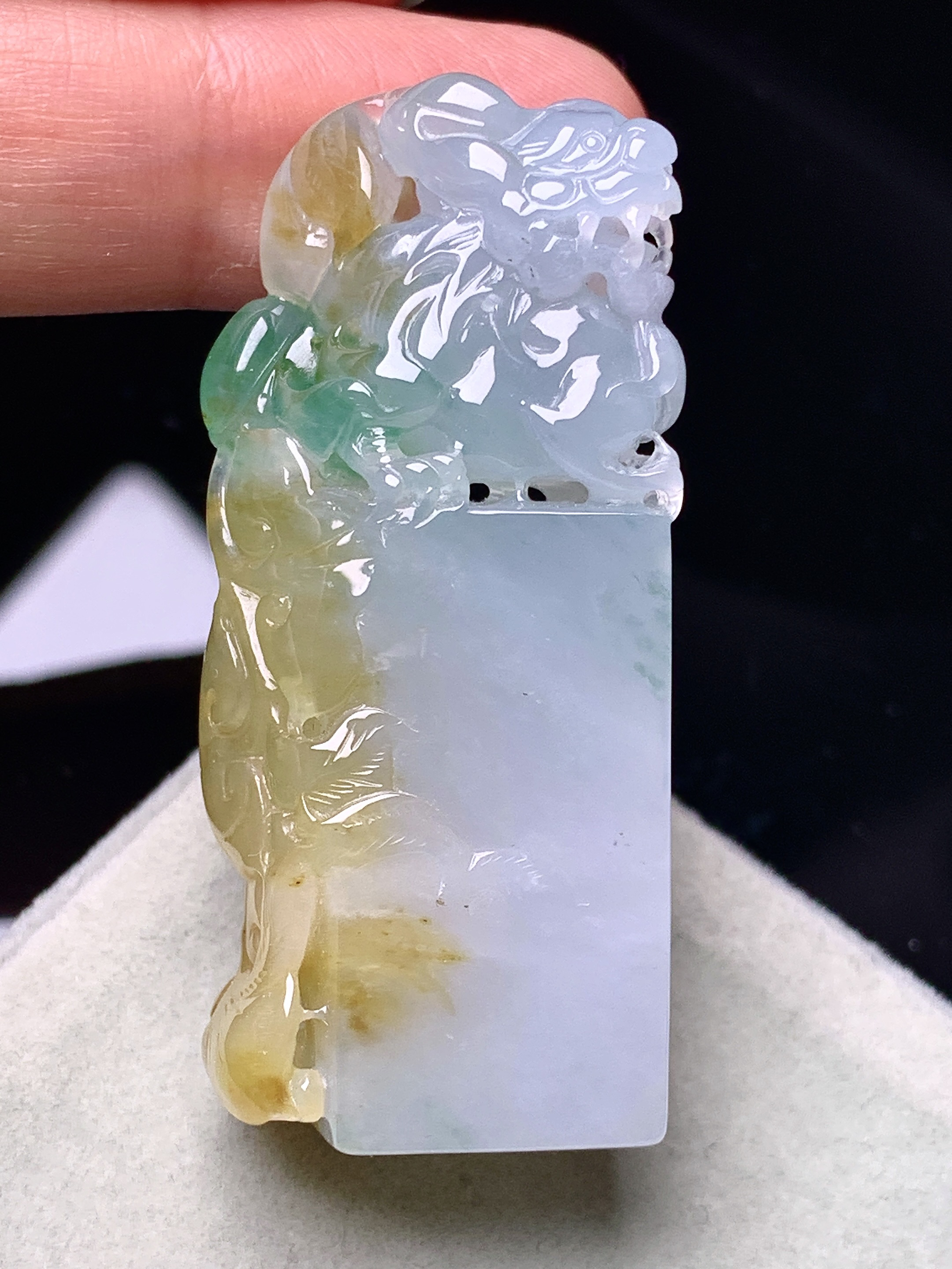 飘黄绿翡貔貅印章吊坠 玉质细腻 色泽艳丽清新 水润亮眼 整体尺寸47*19.5*12c1
