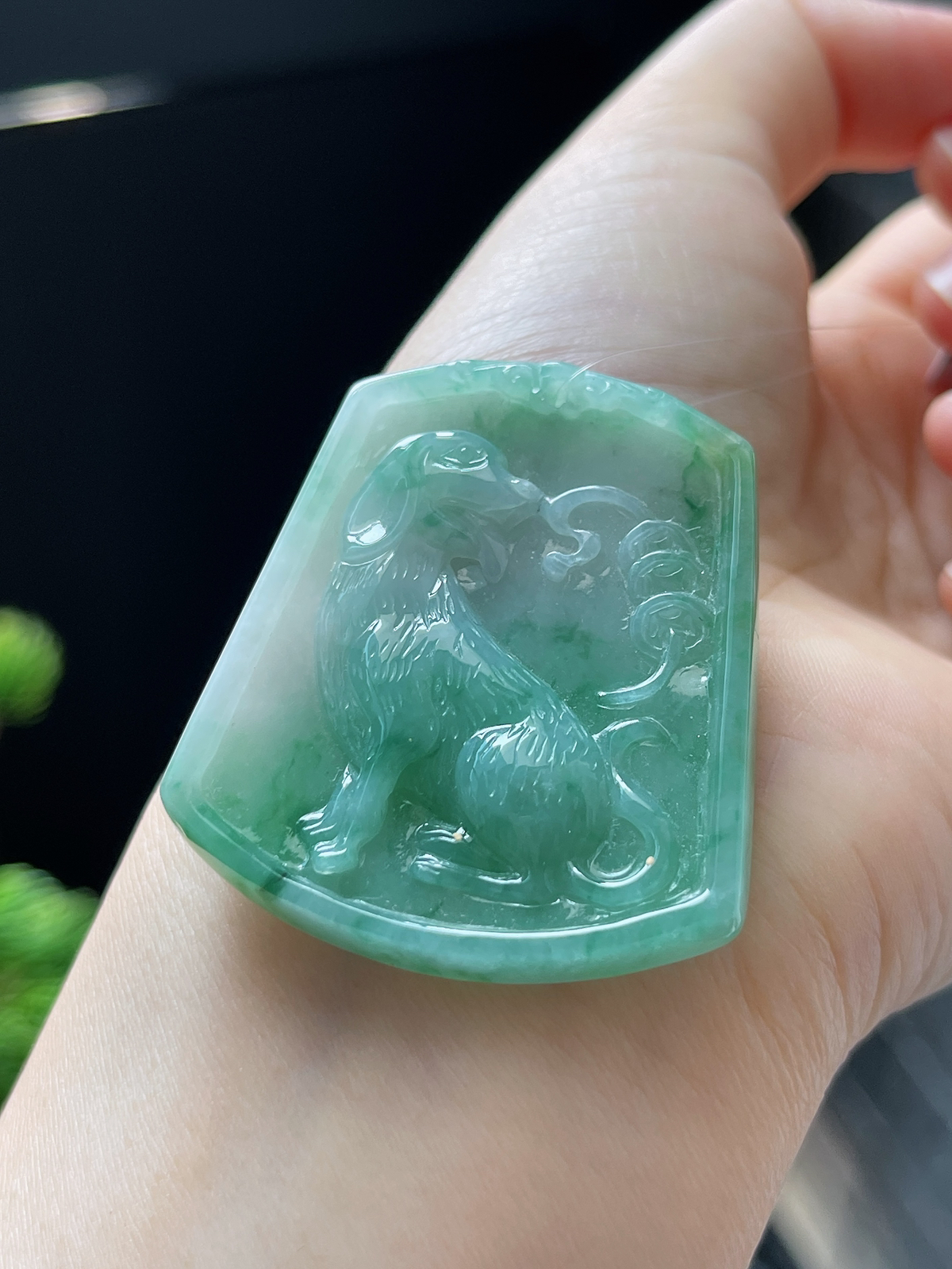翡翠糯化种飘绿属相狗吊坠