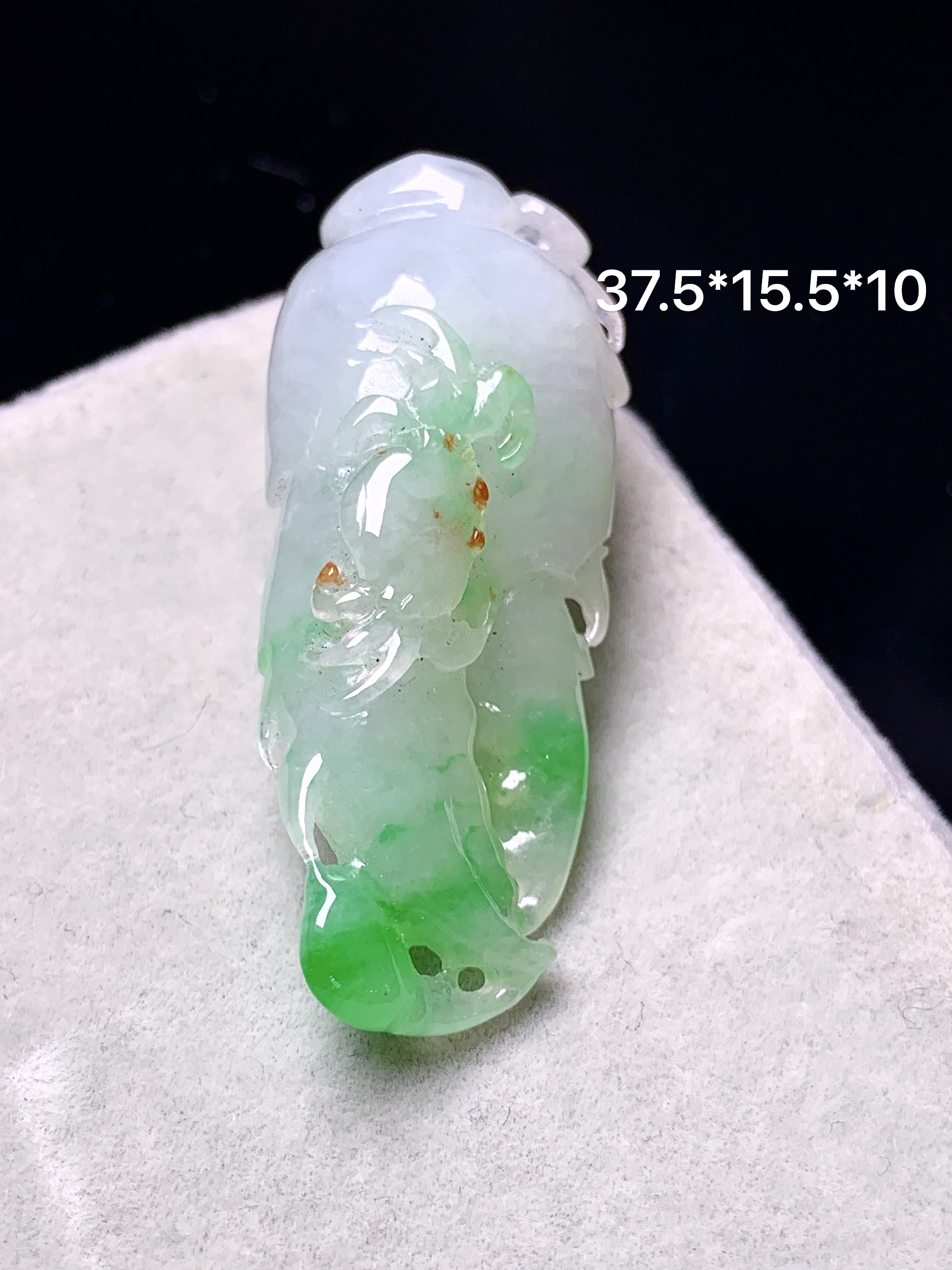 飘绿蟹钳吊坠 玉质细腻 色泽艳丽清新 水润亮眼 整体尺寸37.5*15.5*10a5