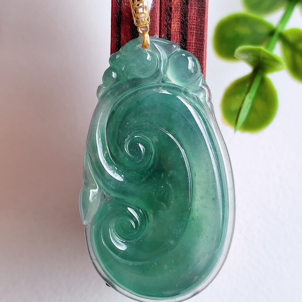 18k金扣冰润蓝冰吉祥如意翡翠吊坠  寓意“万事如意，吉祥如意,福寿绵长 心想事成”饱满大气，通透水润  W415.27  尺寸：38.5-22.5-3.6mm