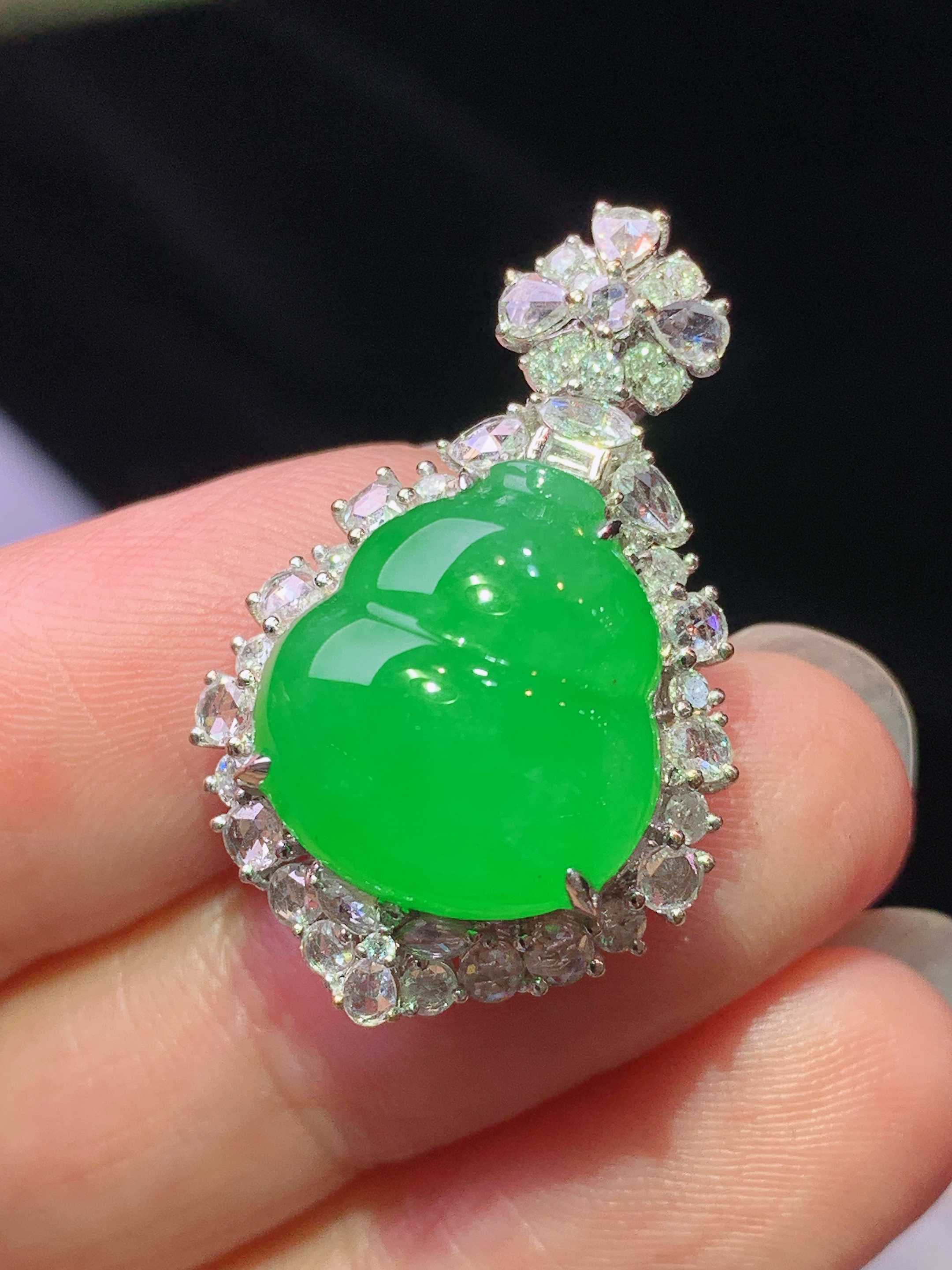18k金钻镶嵌冰阳绿葫芦吊坠 玉质细腻 色泽艳丽清新 水润亮眼 整体尺寸28.8*18*12.7L3