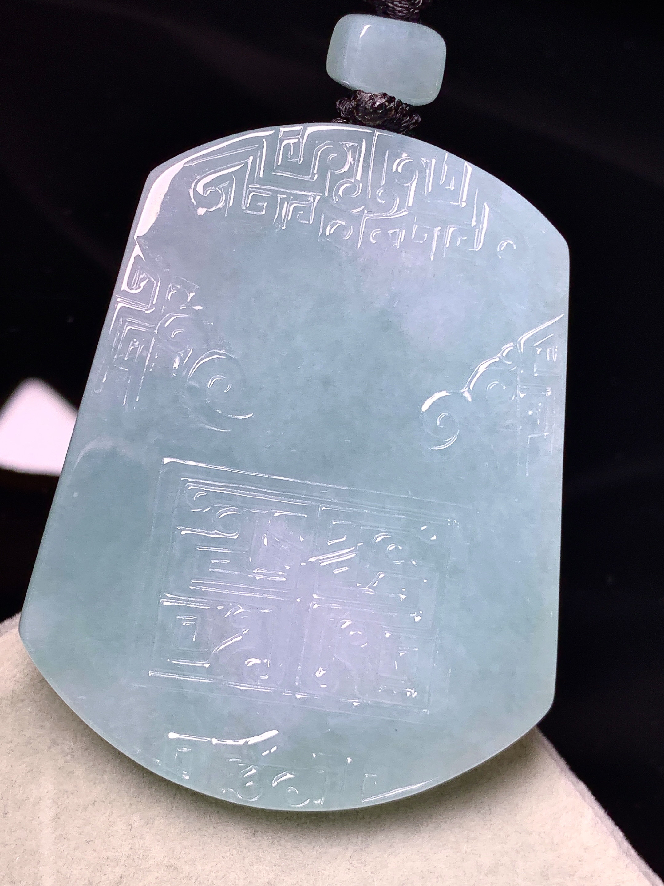 飘绿雕花牌吊坠 玉质细腻 色泽艳丽清新 水润亮眼 整体尺寸52.5*41.2*5.5L1