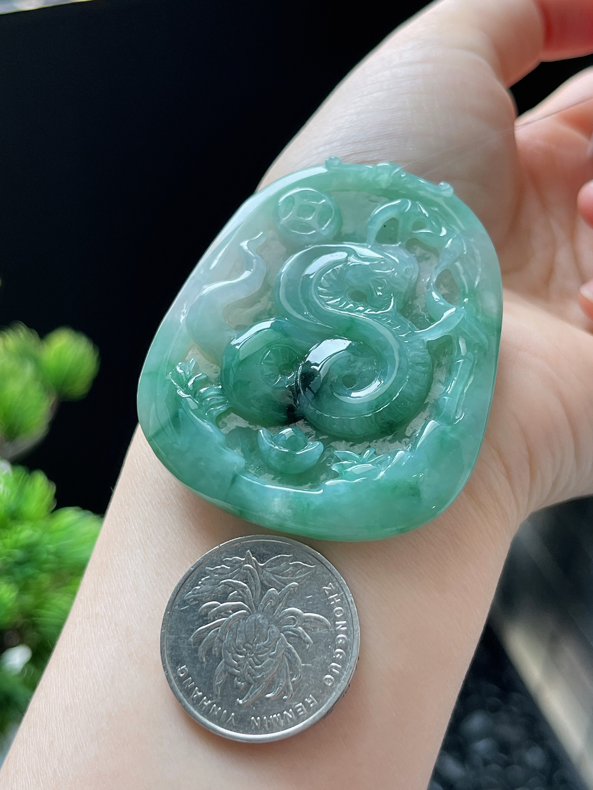 翡翠糯化种飘绿生肖蛇牌