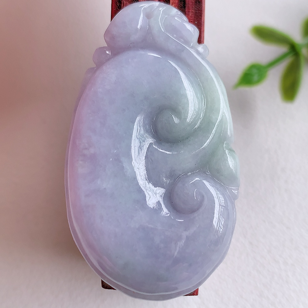 冰润紫罗兰吉祥如意翡翠吊坠  寓意“万事如意，吉祥如意,福寿绵长 心想事成”饱满大气，通透水润  W415.27  尺寸：42.3-24.6-6.8mm