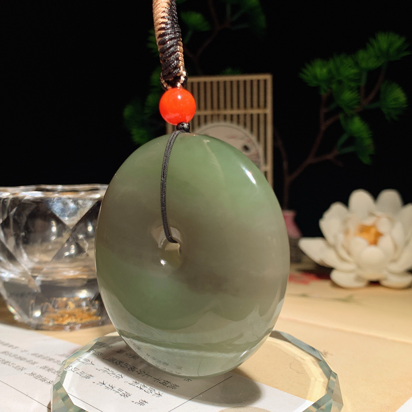和田玉青海烟紫翠青平安扣挂件。尺寸55/12重74.5克，玉质细腻油润 脂粉好，品质好！lt260430