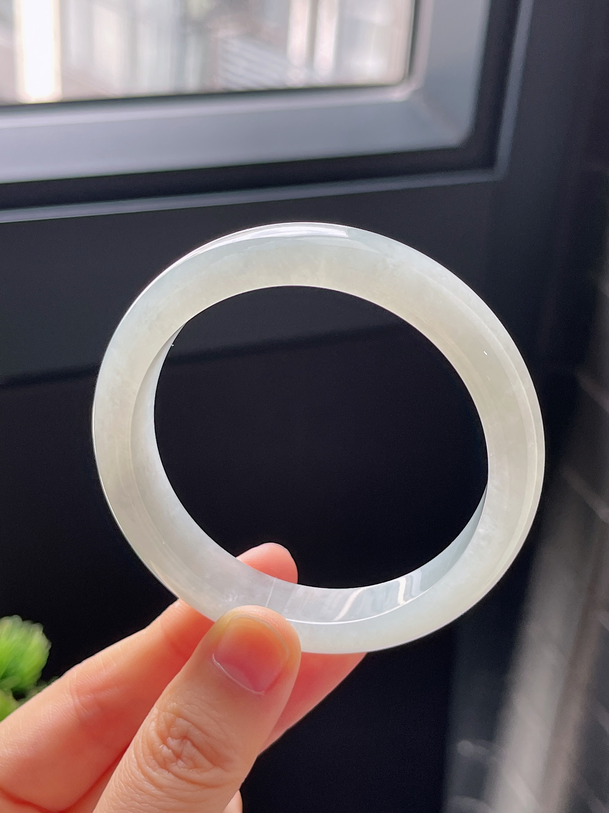 正圈54圈口，翡翠冰糯种淡绿色手镯