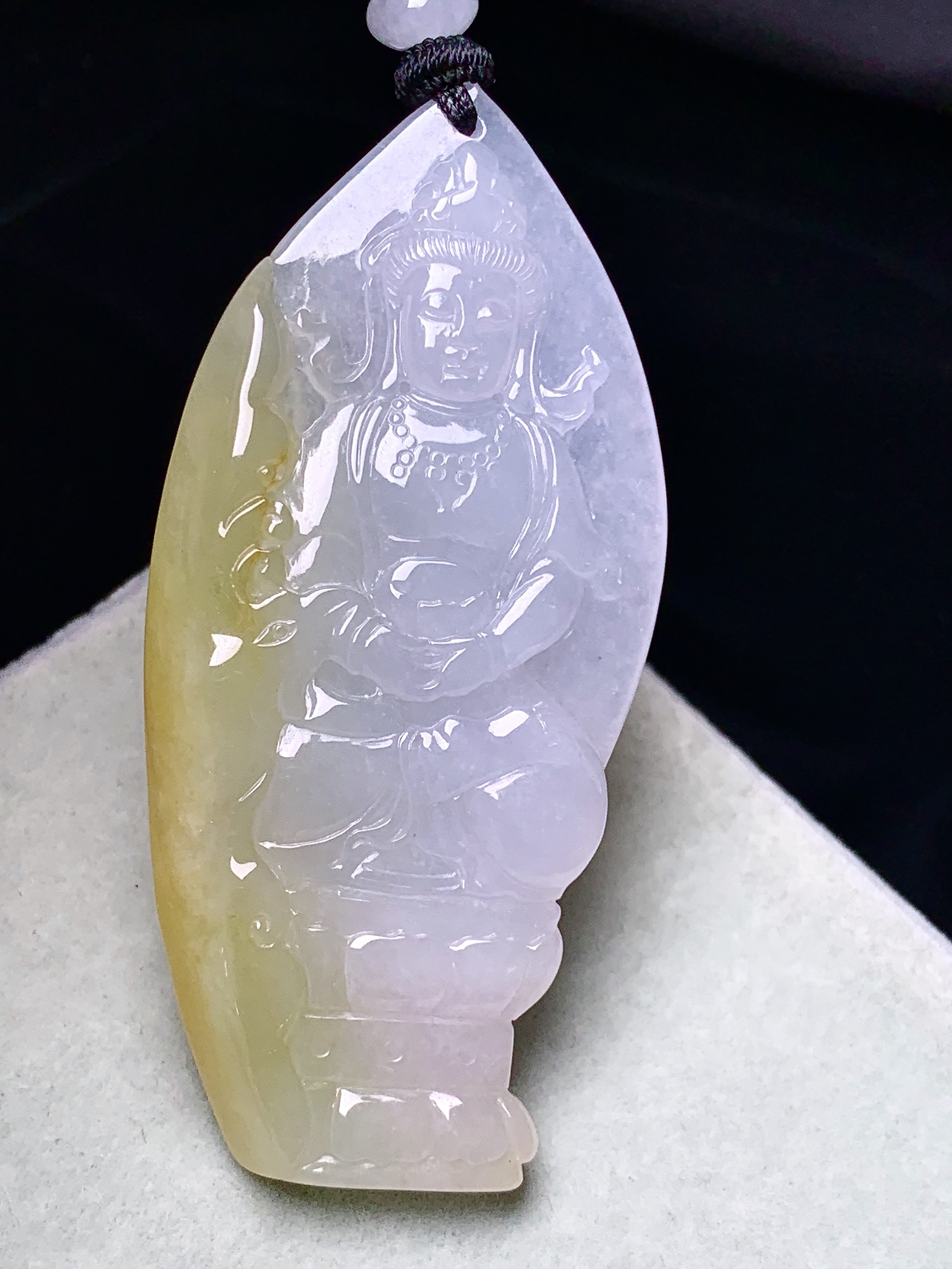 冰飘黄翡观音菩萨吊坠 玉质细腻 色泽艳丽清新 水润亮眼 整体尺寸61.2*29.2*5L1