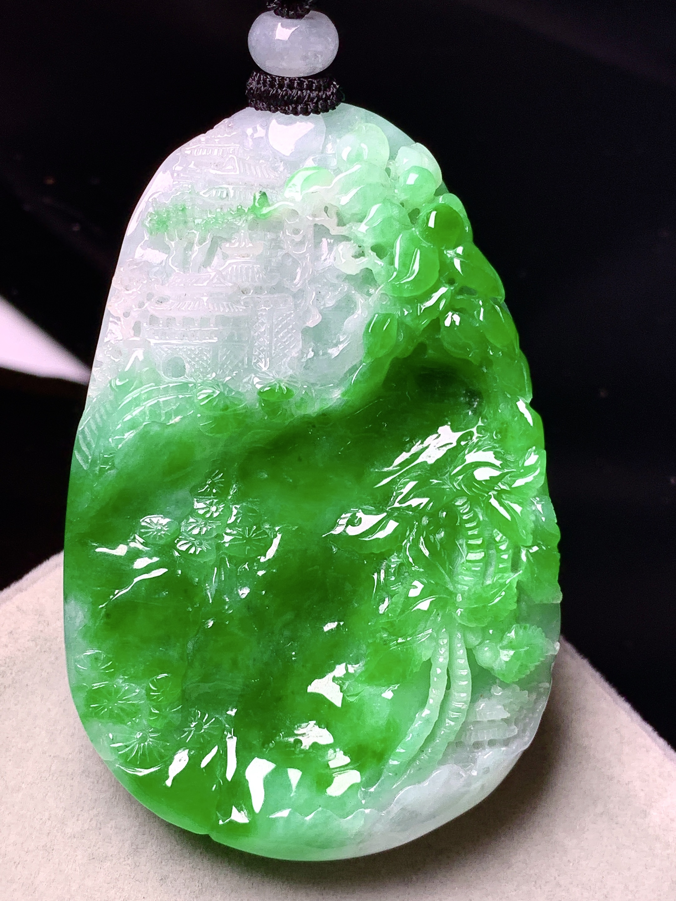 飘绿山水牌子吊坠 玉质细腻 色泽艳丽清新 水润亮眼 整体尺寸56.5*36.8*10w1