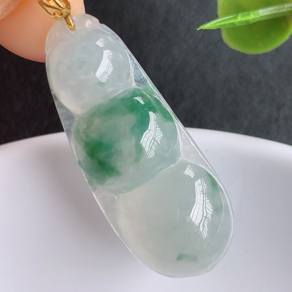 18k金扣冰润飘花福豆翡翠挂件，老种飘花  冰清玉洁  胶感十足  寓意“四季平安，福气满满”颜色鲜艳，清新自然，饱满通透   W49.27  尺寸：32.5-13.3-6mm