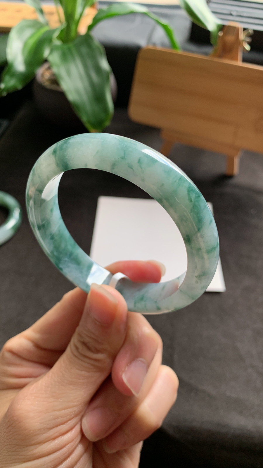 56圈口 天然A货翡翠飘花手镯 种水好 花色灵动