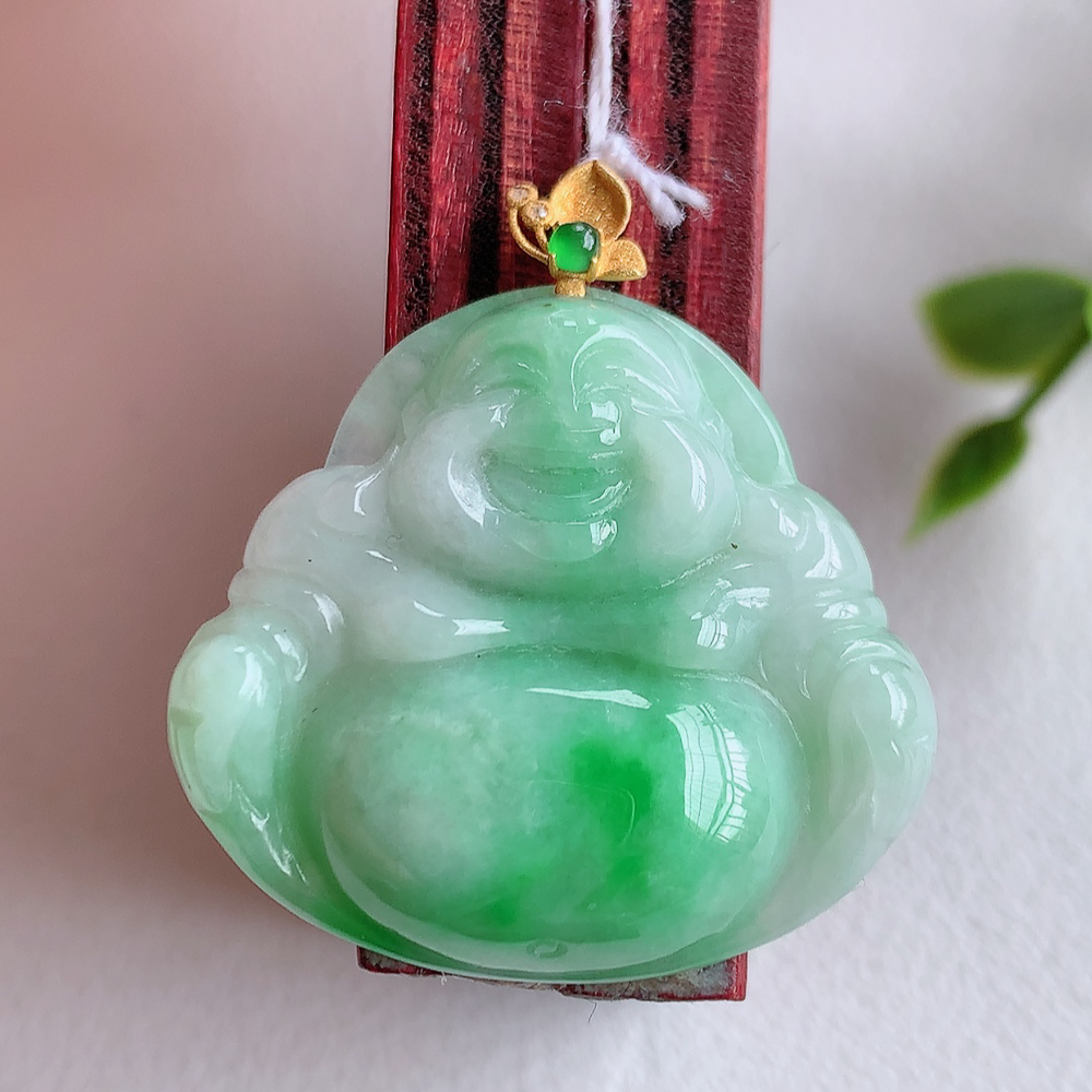 18k金扣冰润飘阳绿佛公挂件 玉质细腻  精雕弥勒佛，笑佛福耳垂肩，面相喜庆，开怀大笑，憨态可掬。惟