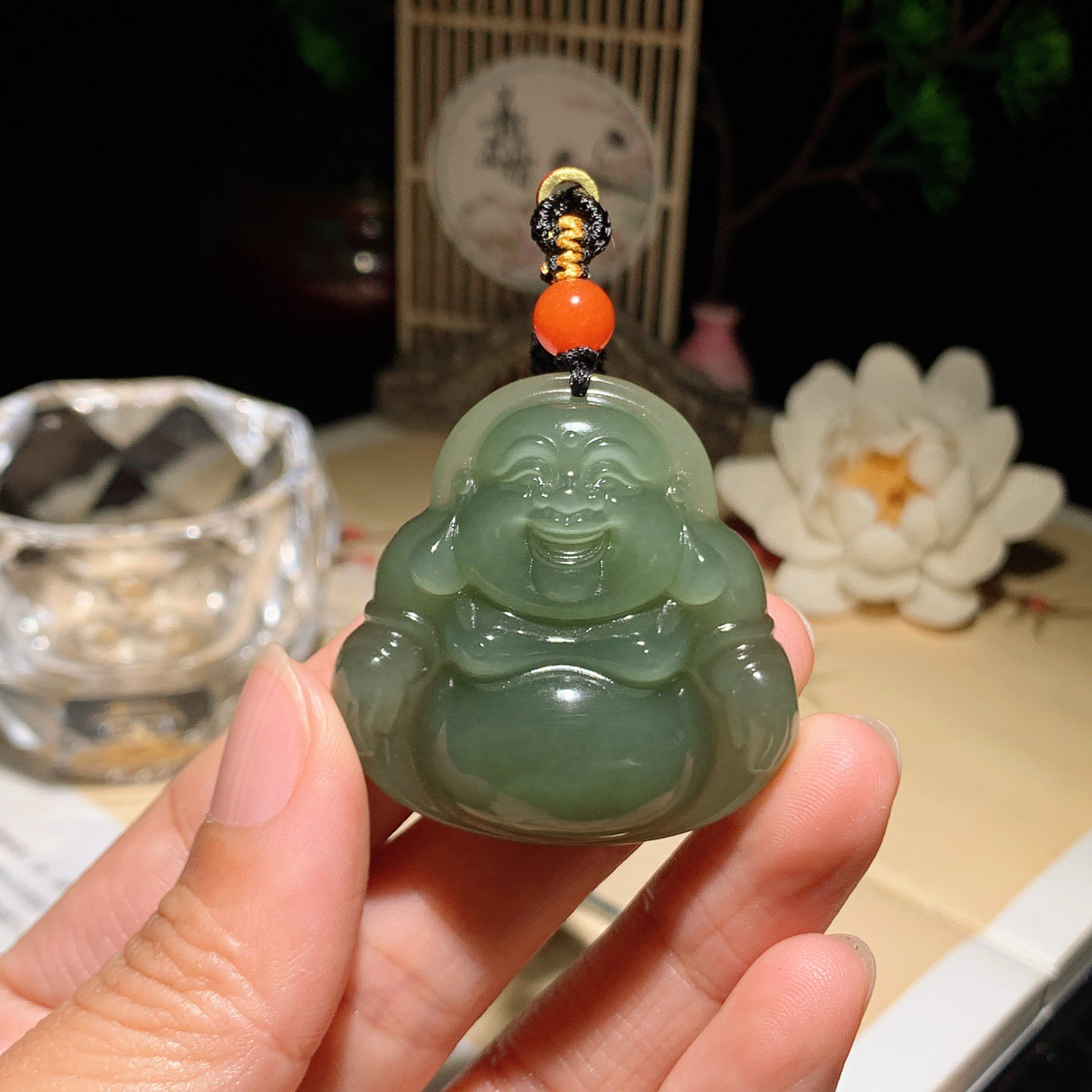 和田玉湖水绿佛引福来挂件。尺寸40/40/11重27克  手推出油。玉质细腻油润。品相大气206430