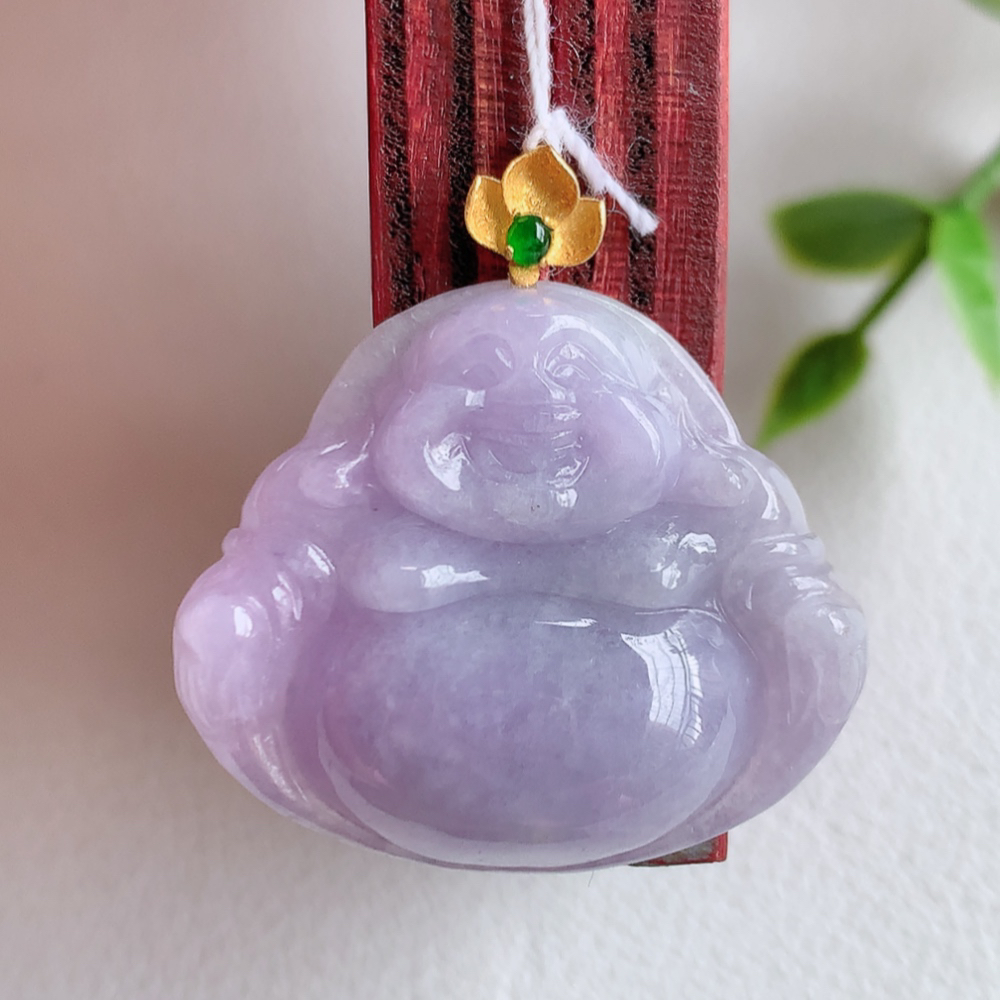 18k金扣冰润紫罗兰佛公挂件 玉质细腻  精雕弥勒佛，笑佛福耳垂肩，面相喜庆，开怀大笑，憨态可掬。惟