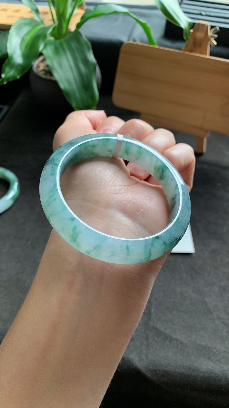 56圈口 天然A货翡翠飘花手镯 种水好 花色灵动
