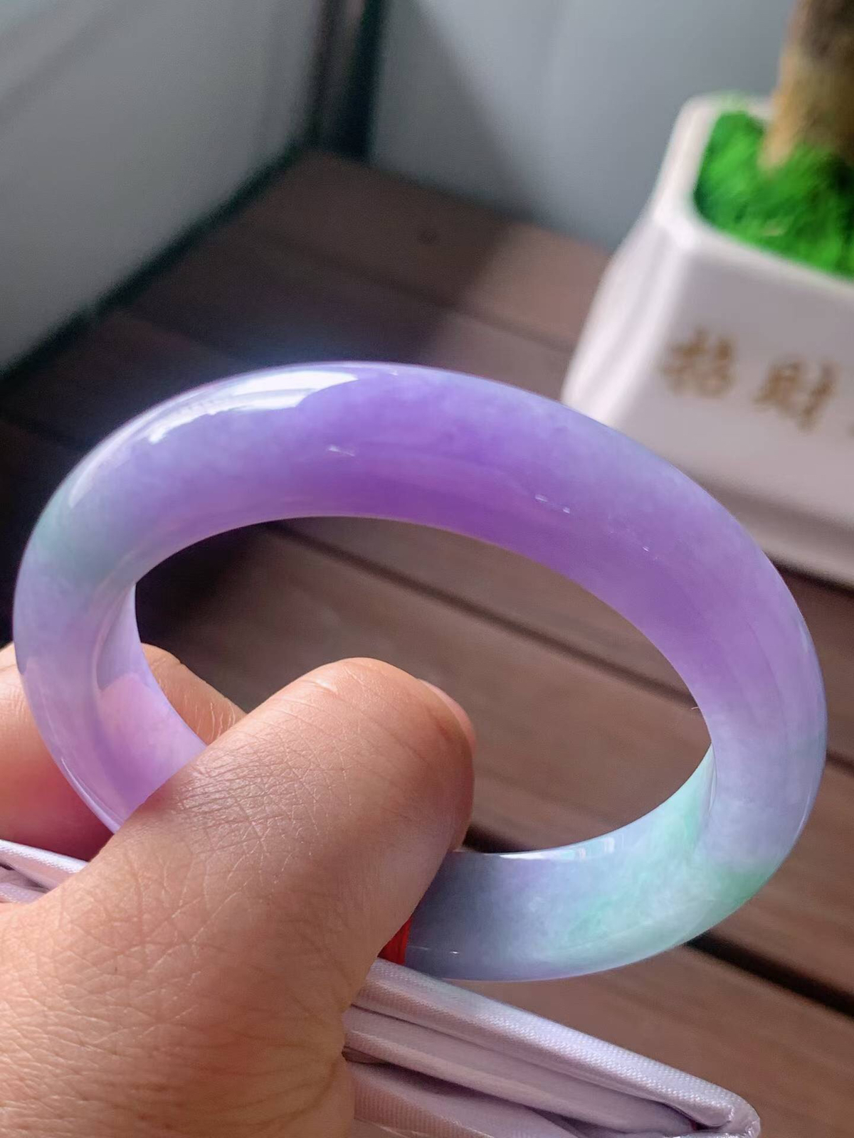 【翡翠名称】老坑种春带彩52.2正圈口手镯
【翡翠尺寸】52.2/12.1/8mm适合51.2-53.5正圈口佩戴
【翡翠描述】宝贝种老水足，玉质细腻，色泽靓丽，性价比高，佩戴效果好！
【其它赠送】权威证书/精美挂绳盒子/支持全国复检