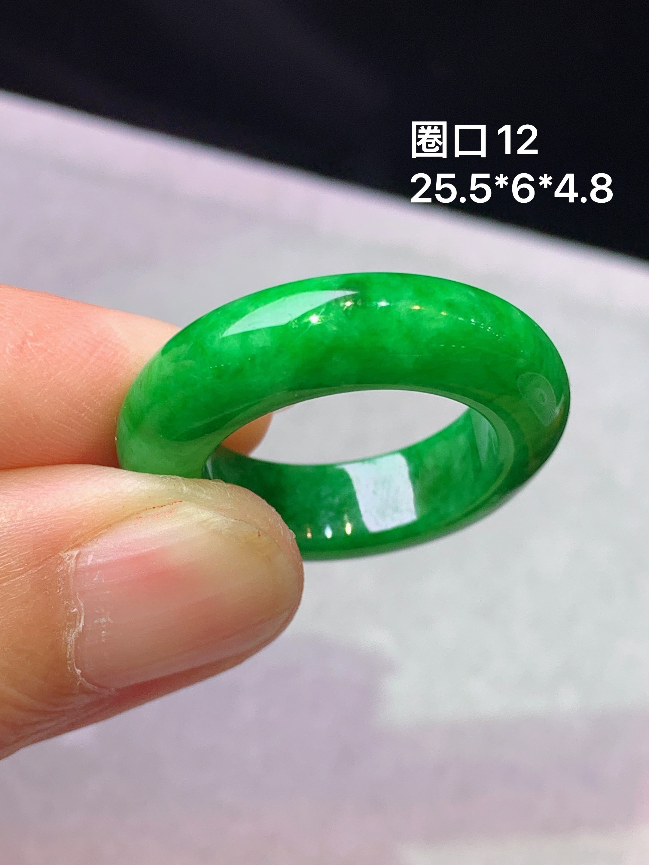 满绿指环吊坠 玉质细腻 色泽艳丽清新 水润亮眼 圈口12 整体尺寸25.5*6*4.8x1