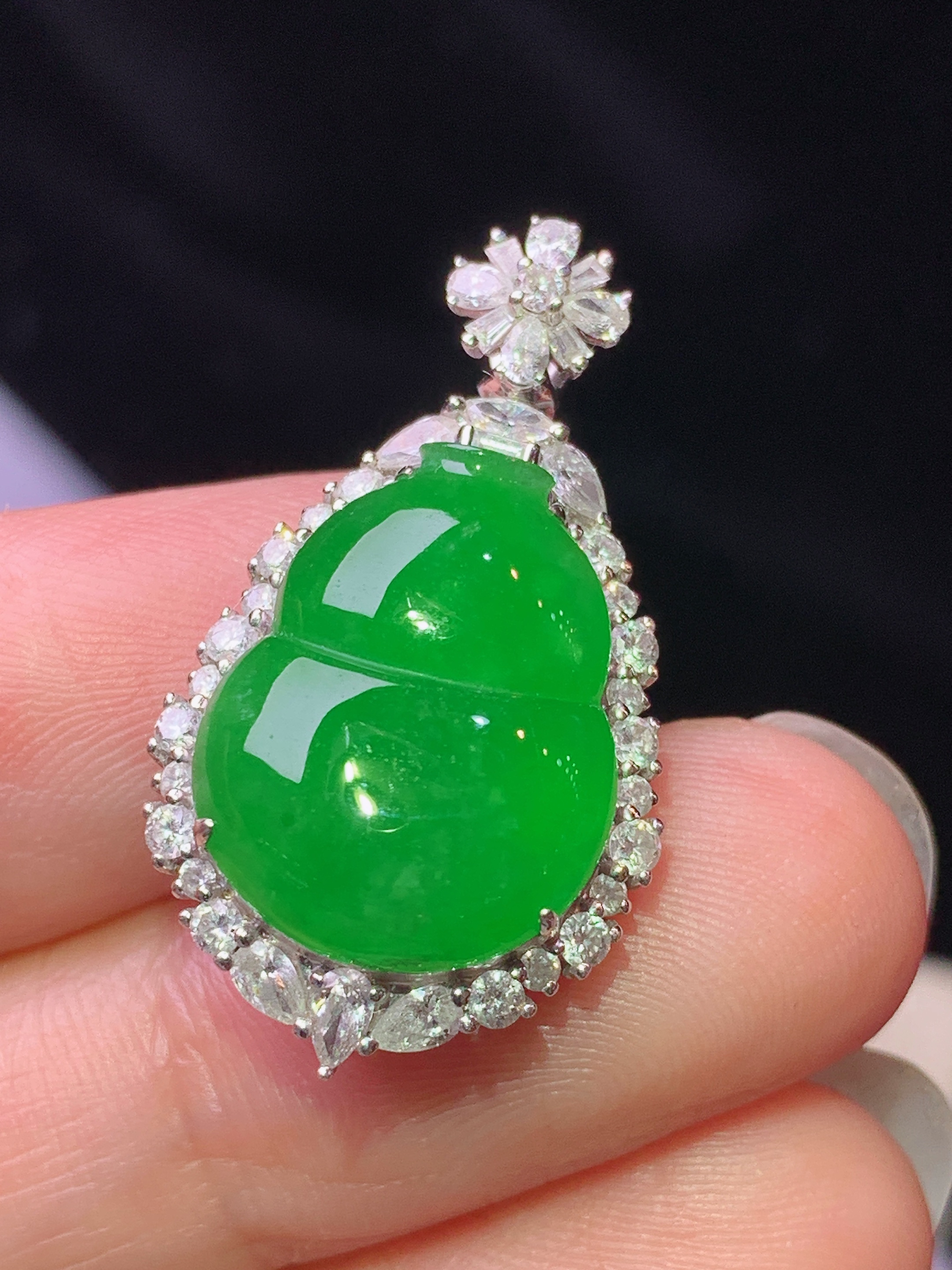 18k金钻镶嵌满绿葫芦吊坠 玉质细腻 色泽艳丽清新 水润亮眼 整体尺寸28.8*16*9.2t4