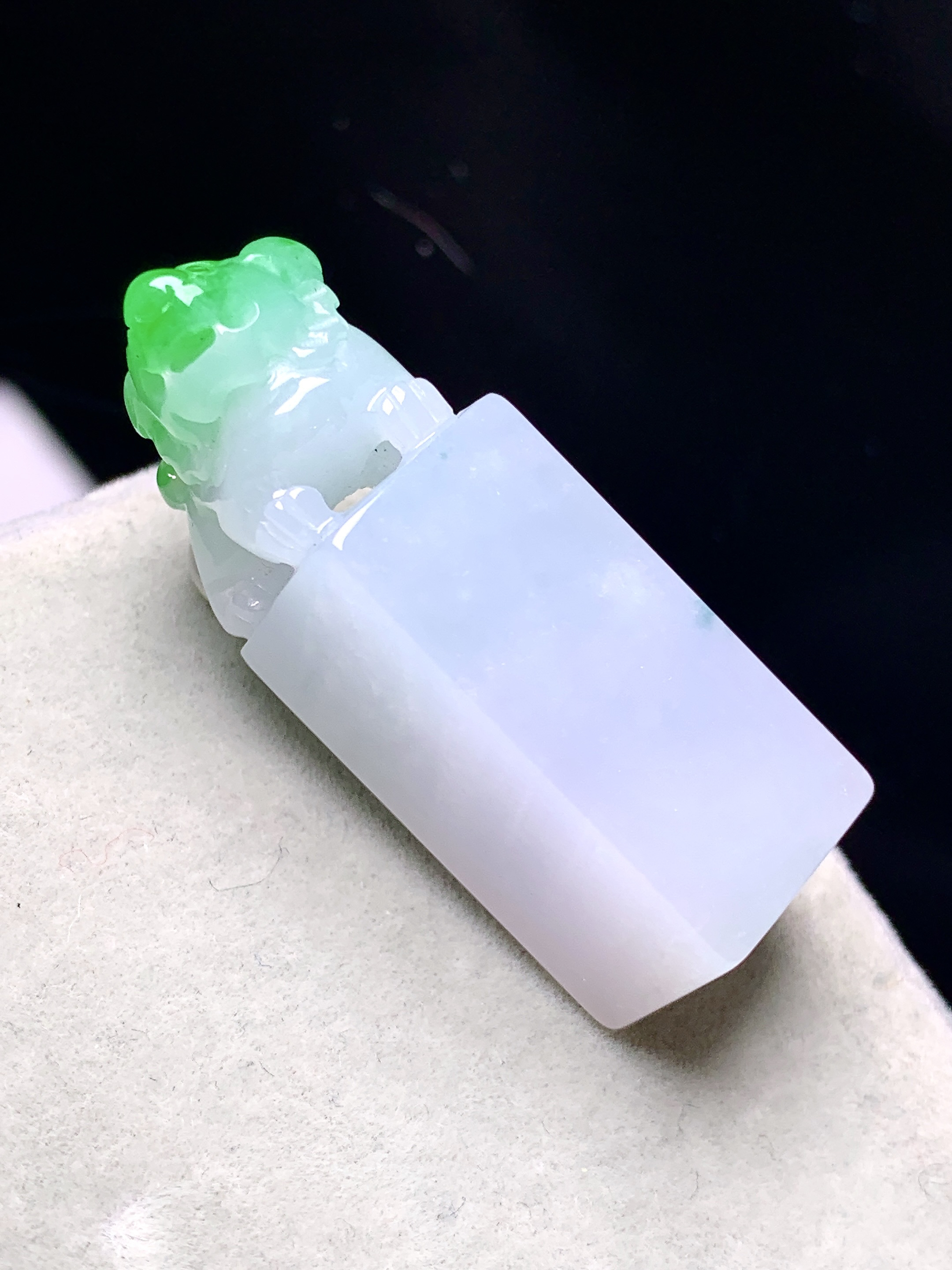 飘绿貔貅印章吊坠 玉质细腻 色泽艳丽清新 水润亮眼 整体尺寸36.2*12*11.3a5