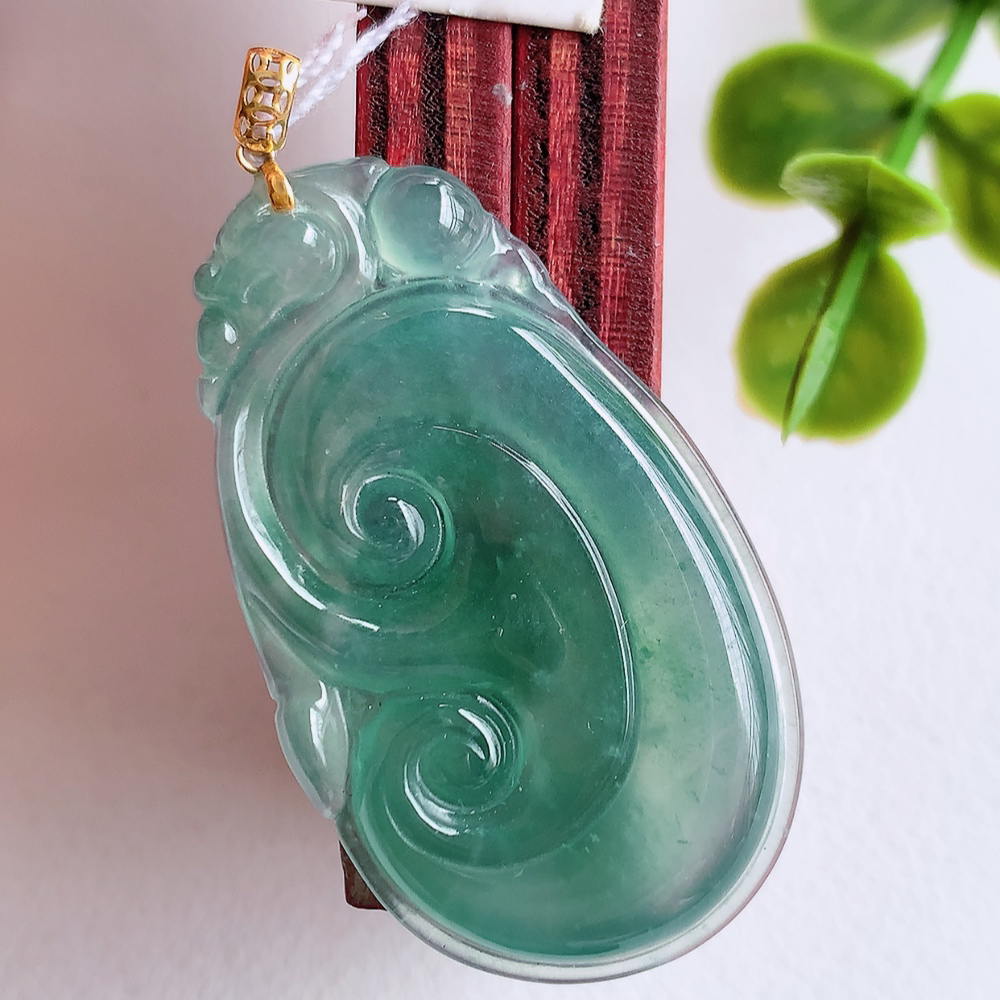 18k金扣冰润蓝冰吉祥如意翡翠吊坠  寓意“万事如意，吉祥如意,福寿绵长 心想事成”饱满大气，通透水润  W415.27  尺寸：38.5-22.5-3.6mm