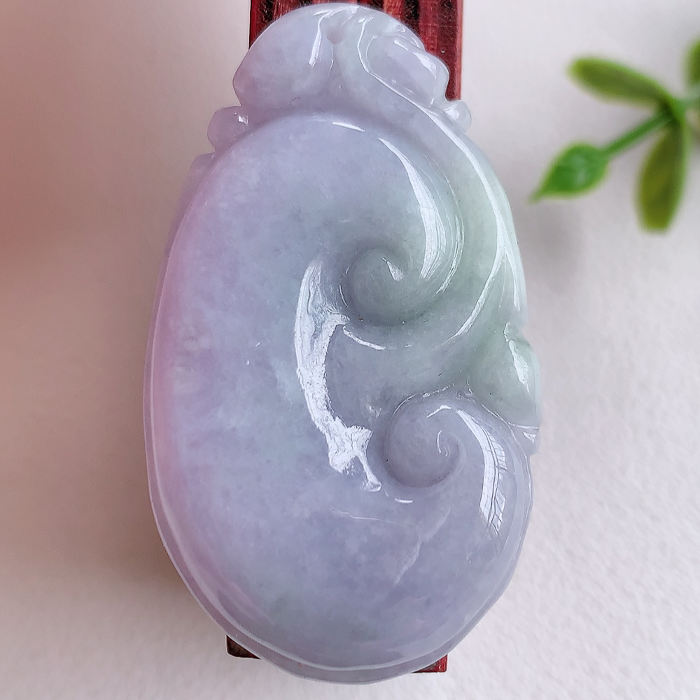 冰润紫罗兰吉祥如意翡翠吊坠  寓意“万事如意，吉祥如意,福寿绵长 心想事成”饱满大气，通透水润  W415.27  尺寸：42.3-24.6-6.8mm