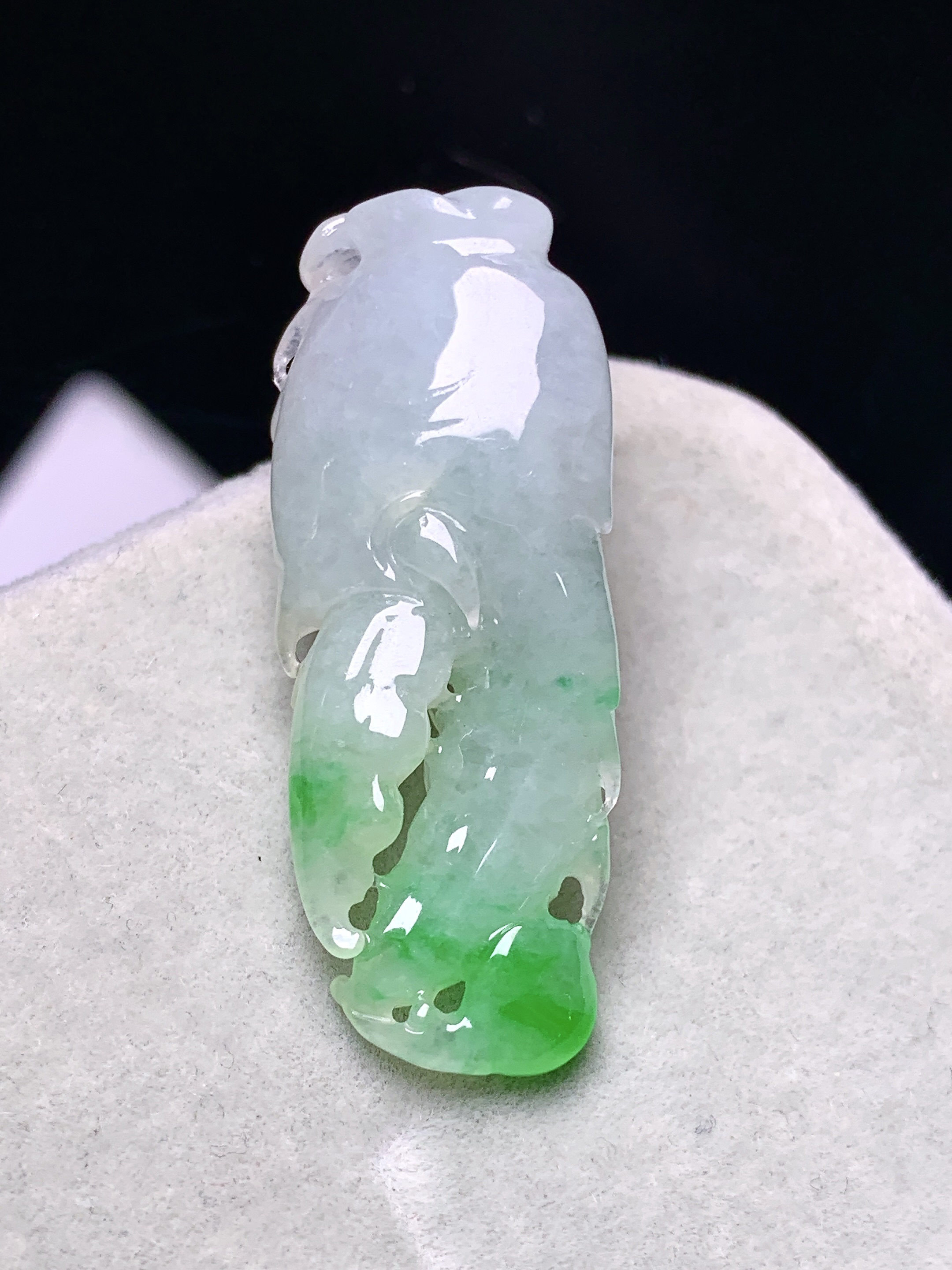 飘绿蟹钳吊坠 玉质细腻 色泽艳丽清新 水润亮眼 整体尺寸37.5*15.5*10a5