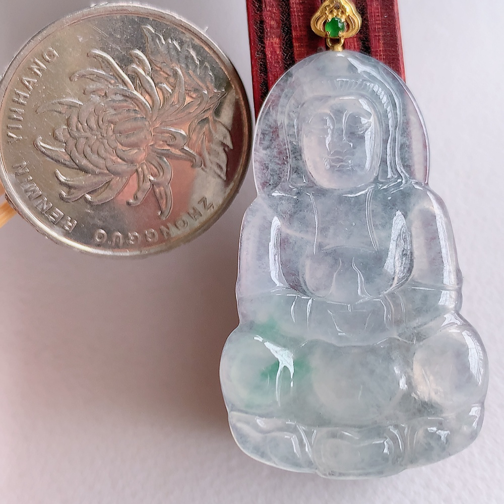 18k金扣冰润精雕飘花观音吊坠，法相端庄大气，工艺精湛，种色浓郁，细腻饱满冰润，种老水足，收藏佳品，佩戴大气  W415.27   尺寸：37.6-22.6-3.2mm