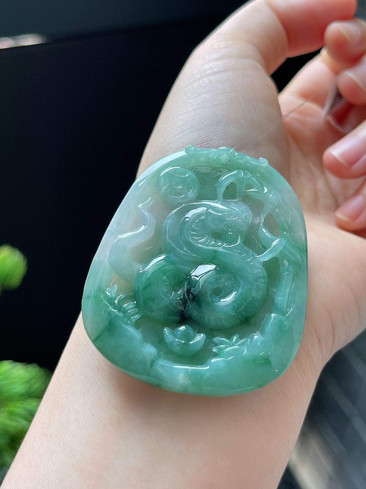 翡翠糯化种飘绿生肖蛇牌