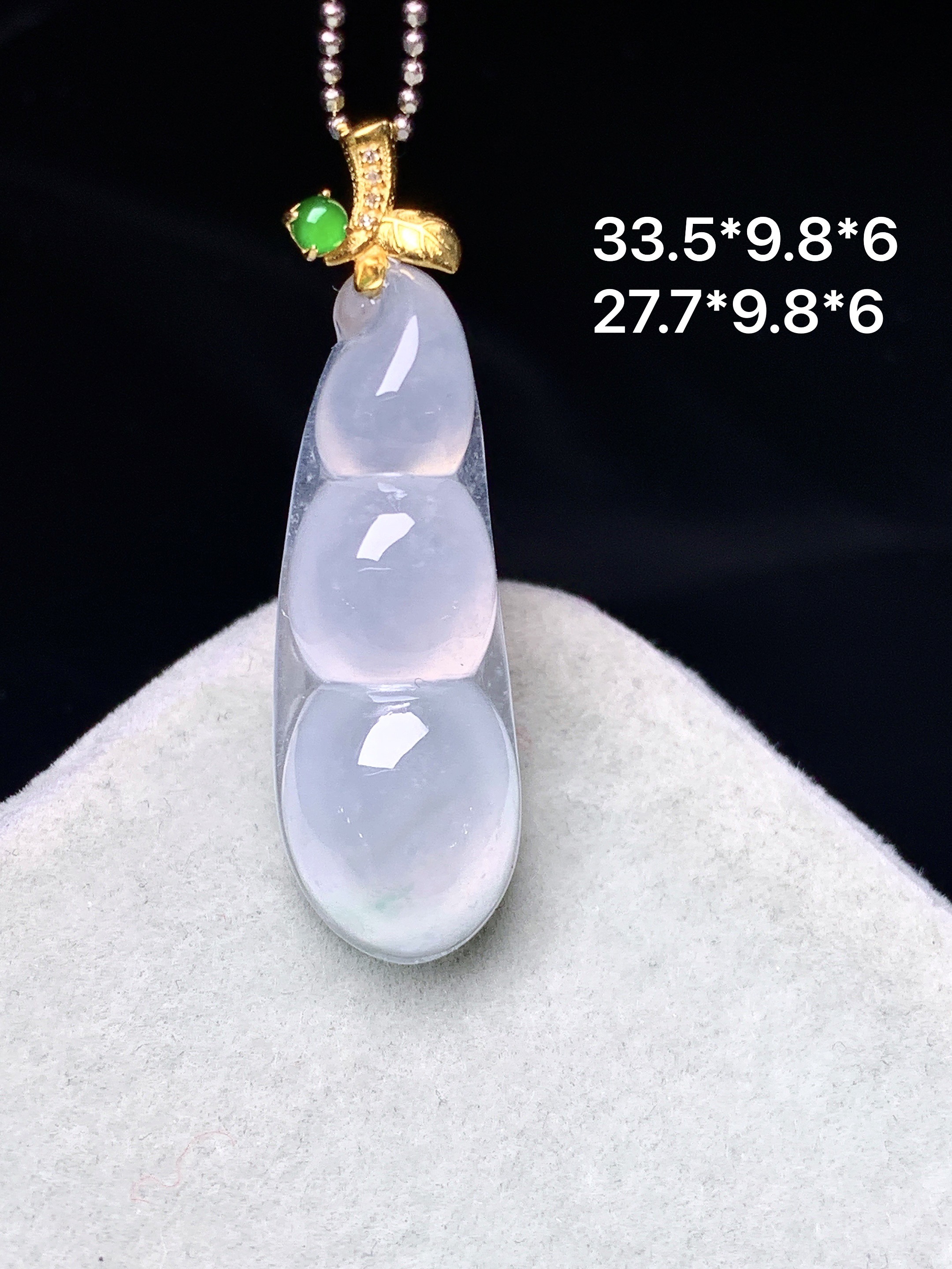 18k金镶嵌冰种四季豆吊坠 玉质细腻 色泽艳丽清新 水润亮眼 整体尺寸33.5*9.8*6e1