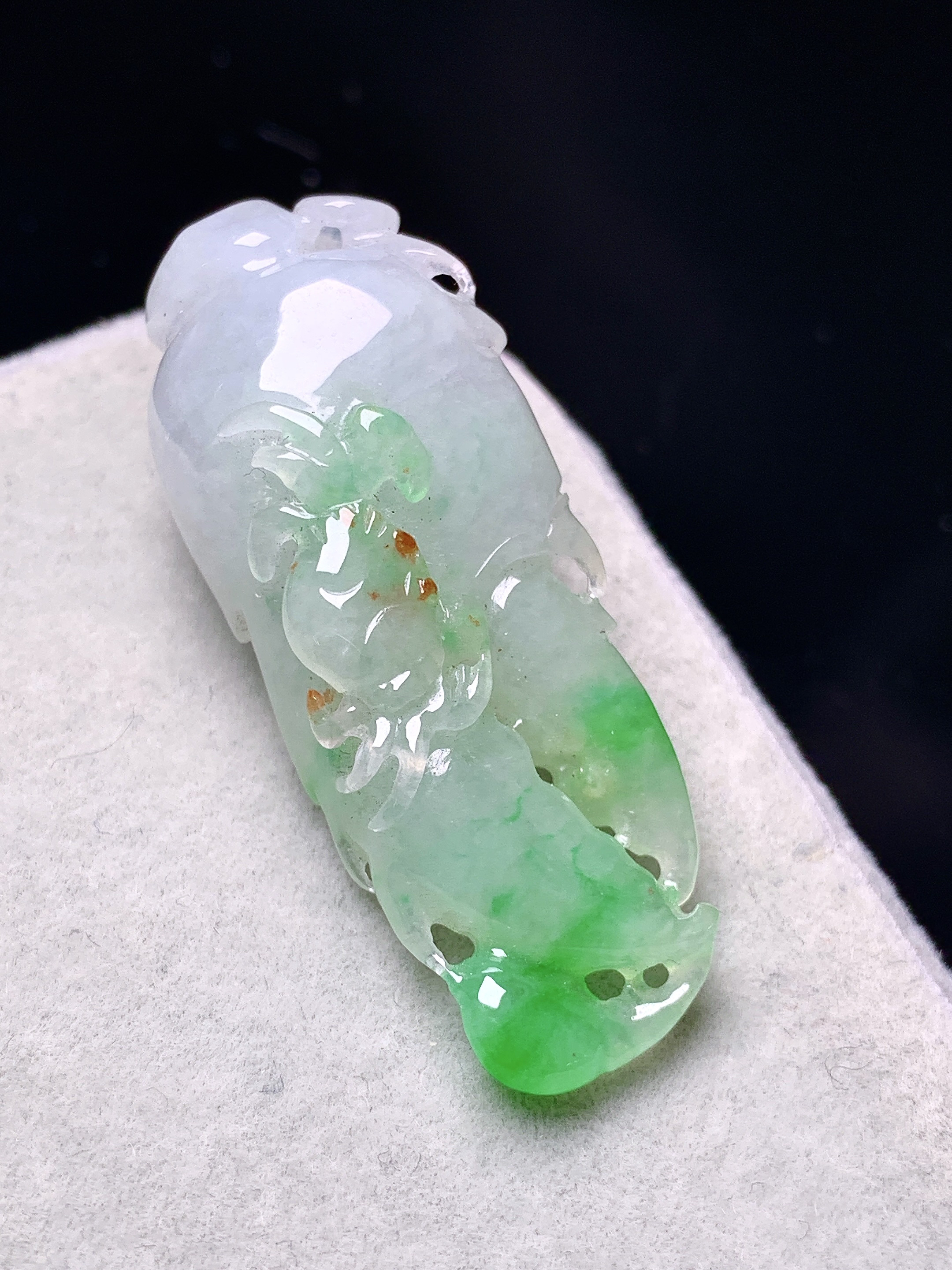 飘绿蟹钳吊坠 玉质细腻 色泽艳丽清新 水润亮眼 整体尺寸37.5*15.5*10a5