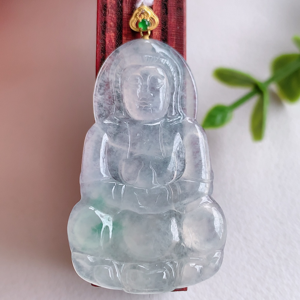 18k金扣冰润精雕飘花观音吊坠，法相端庄大气，工艺精湛，种色浓郁，细腻饱满冰润，种老水足，收藏佳品，