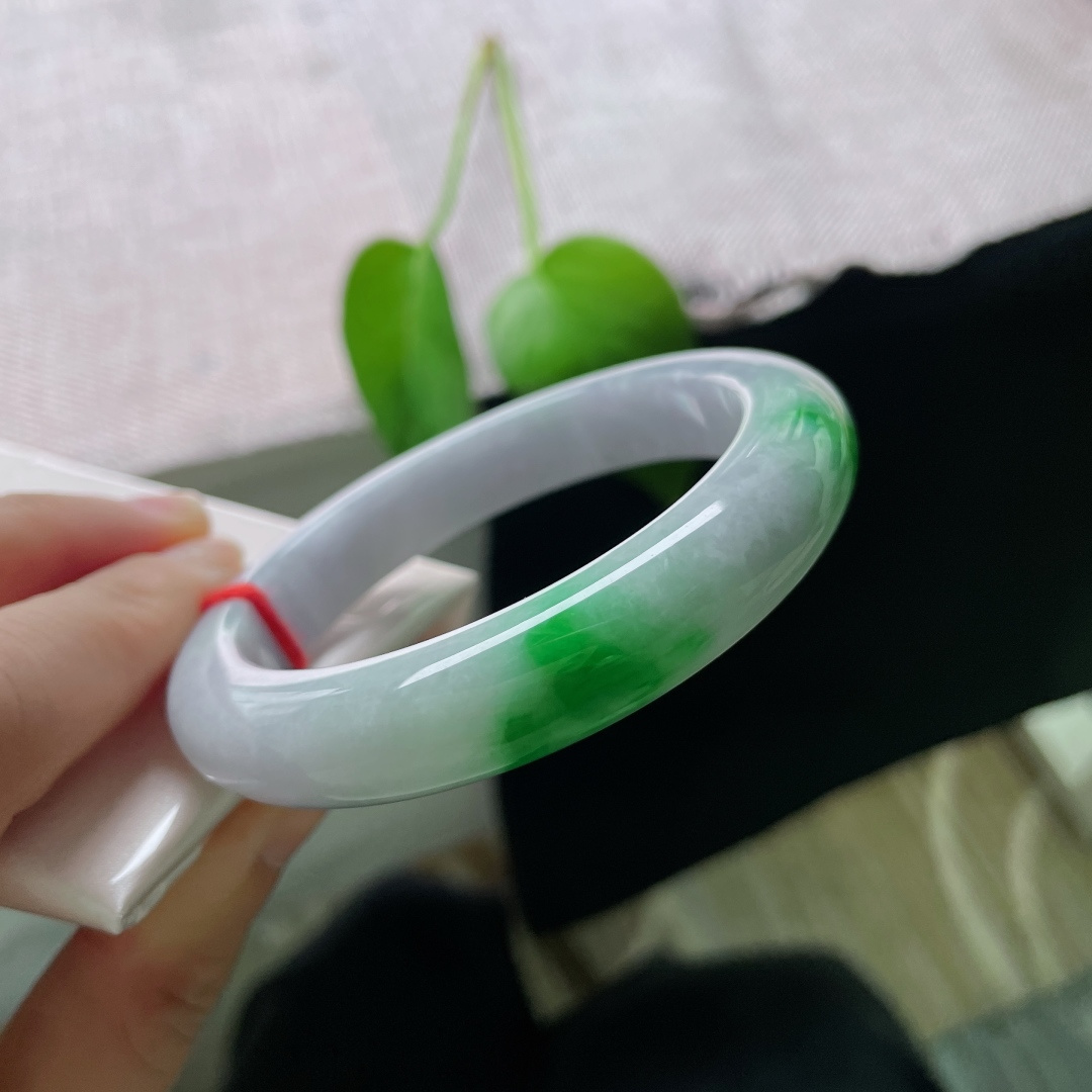 57.3/12/9.7，飘阳绿正圈，色辣，贵气，优雅，甜美，一点皮纹，雍容华贵，耐看，ss50540a