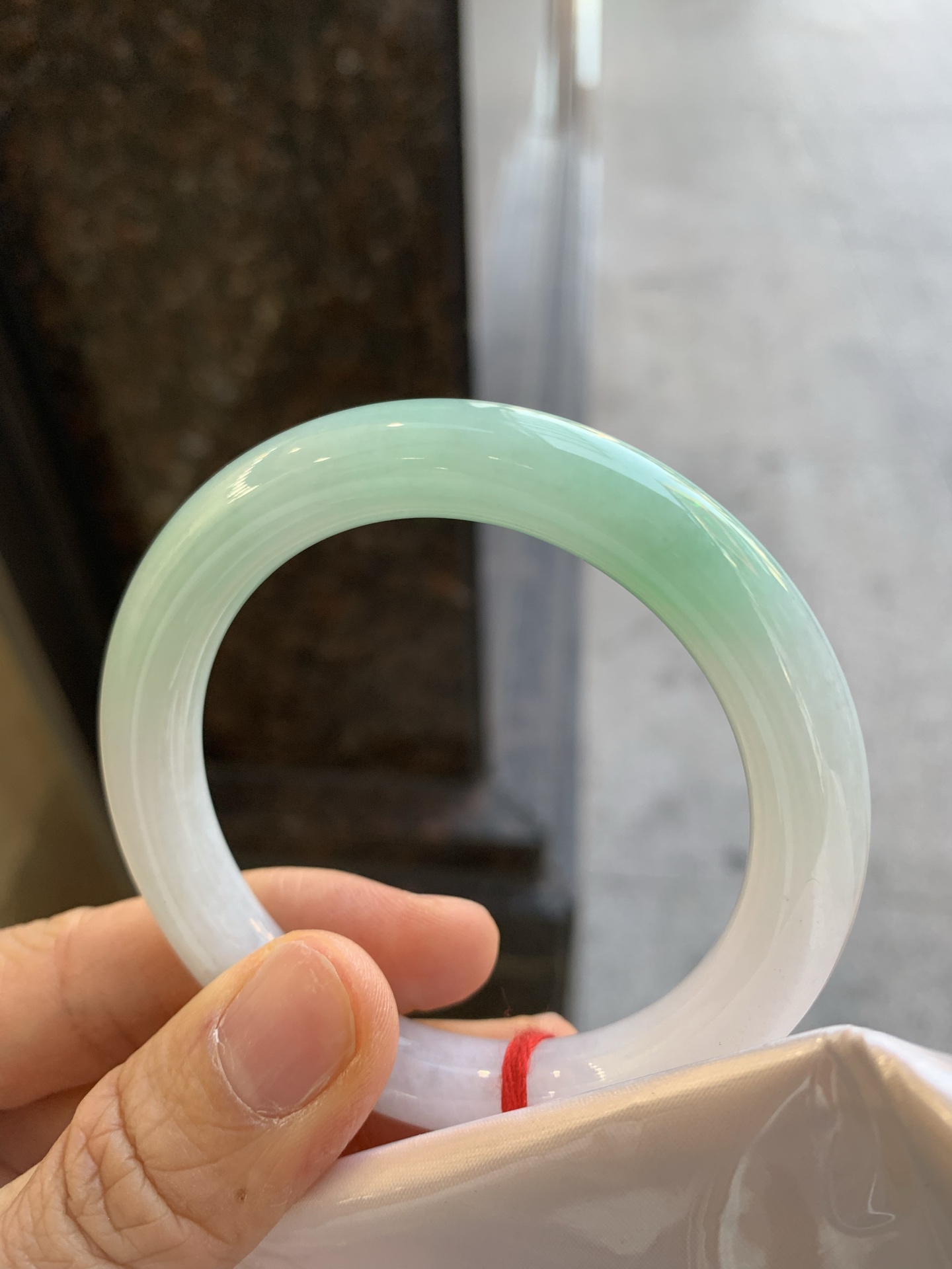 圆条飘绿，无裂，尺寸：54.8/9.8，细腻