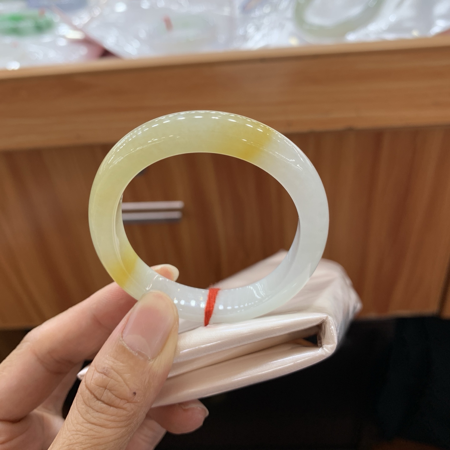 042919FN 黄翡贵妃翡翠手镯 54.5-46-9.7-7.2