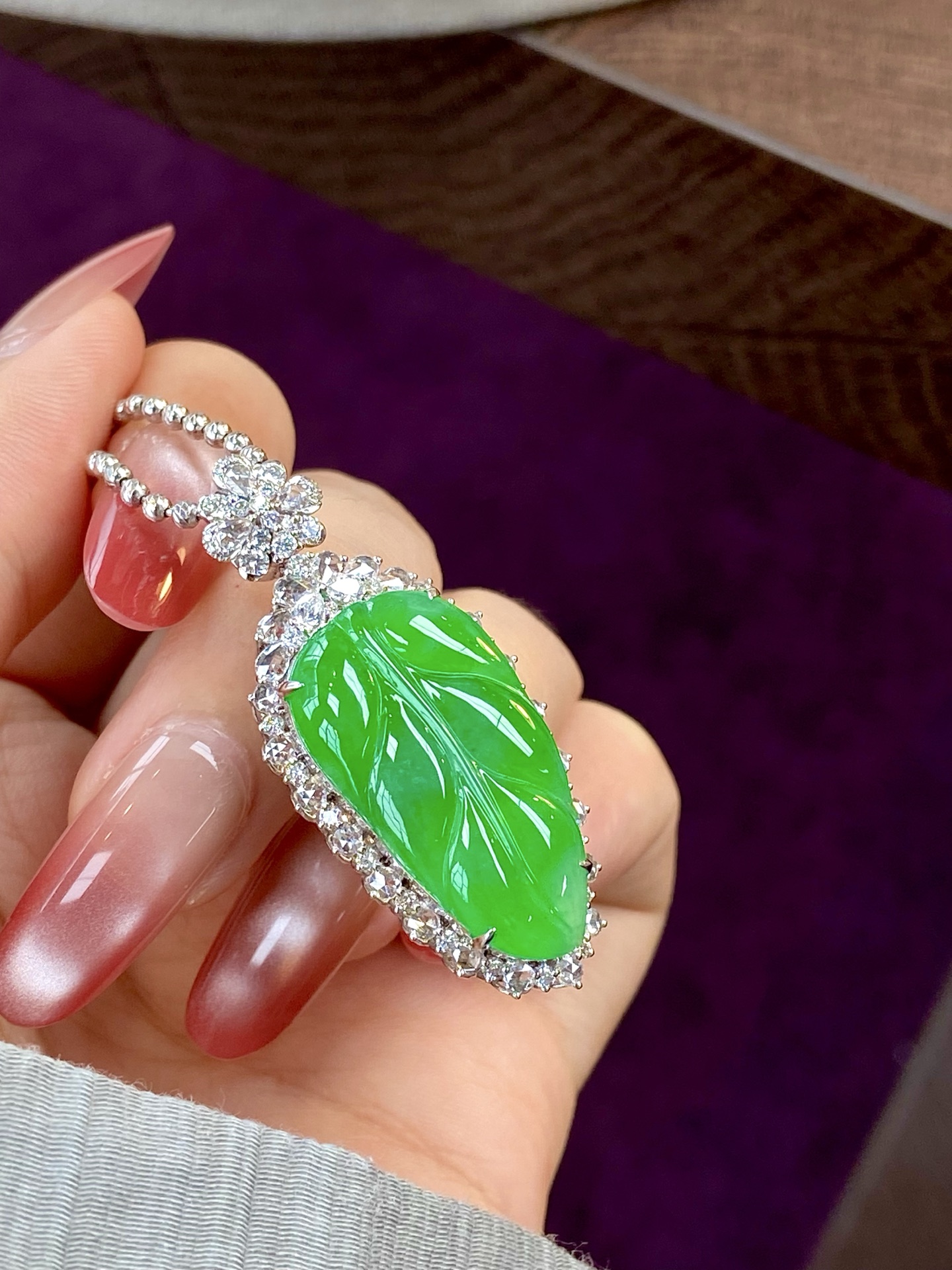 ️高冰种阳绿叶子吊坠，毕业级别的存在，不可低估的美貌，金枝玉叶，彰显佩戴者品味与气质：43.1/18.9/12.1，裸石：27.1/14.5/4.3mm，无裂