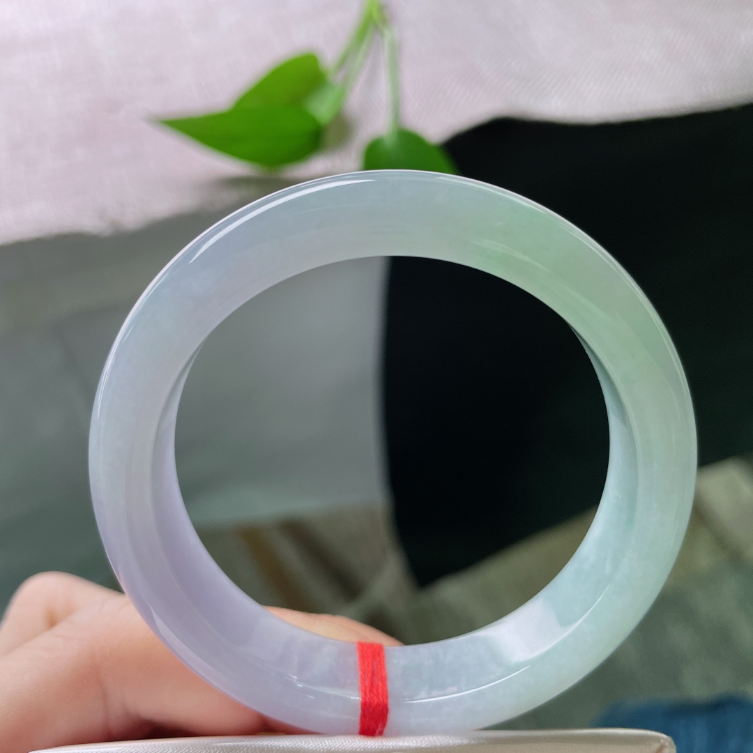 52.8/12.3/7.8，春带彩正圈，紫绿交织，造化天成。聚齐祥瑞与生机，是腕上的风水宝镯。无裂，ss51724a