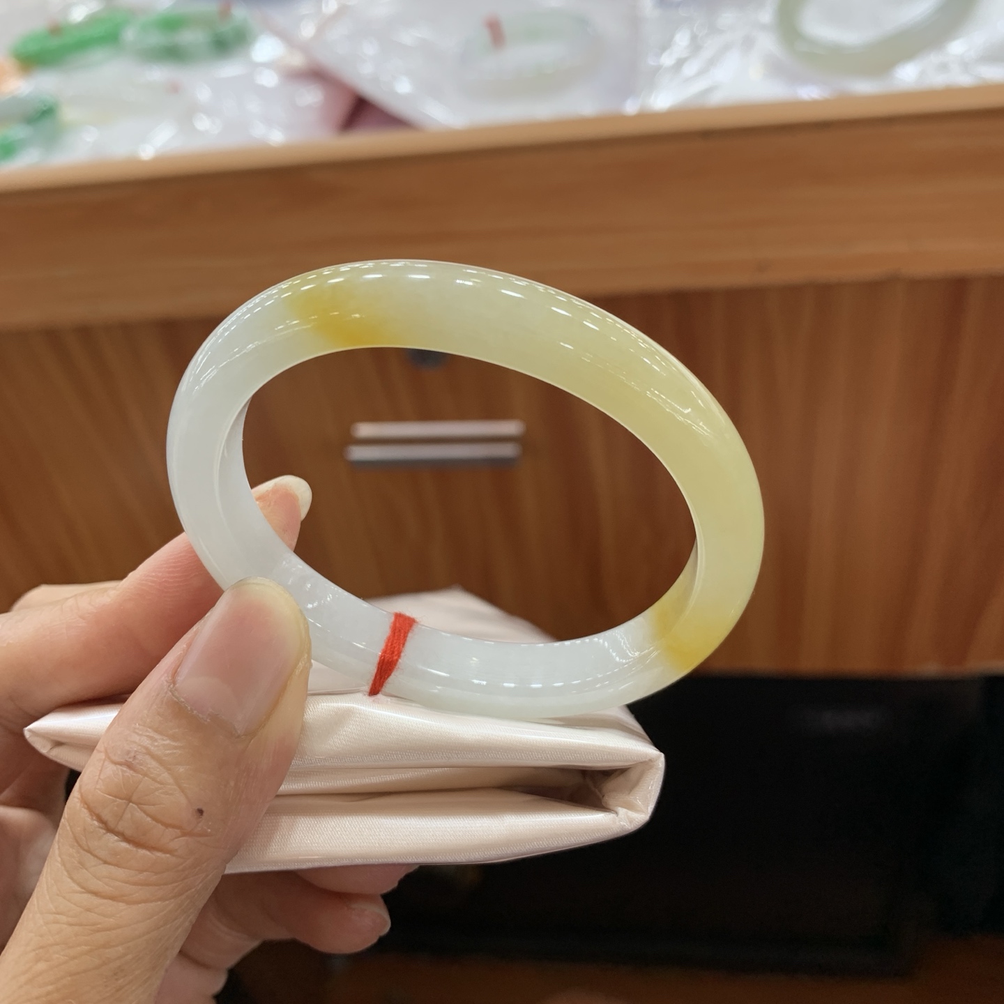 042919FN 黄翡贵妃翡翠手镯 54.5-46-9.7-7.2